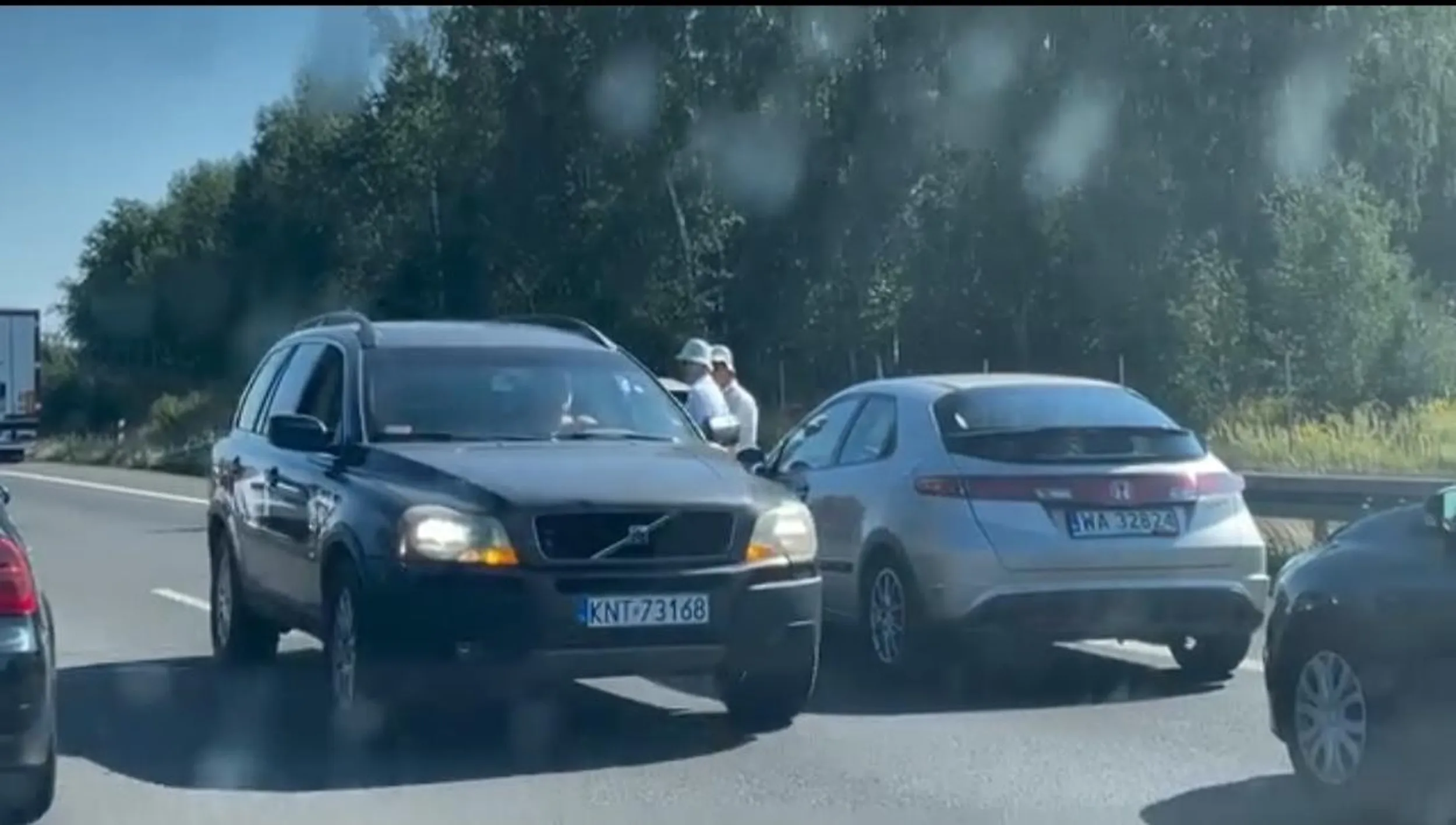 Mam nadzieję że zabiorą ci prawo jazdy za tamowanie korytarza życia oraz jazdę pod prąd na autostradzie ośl€