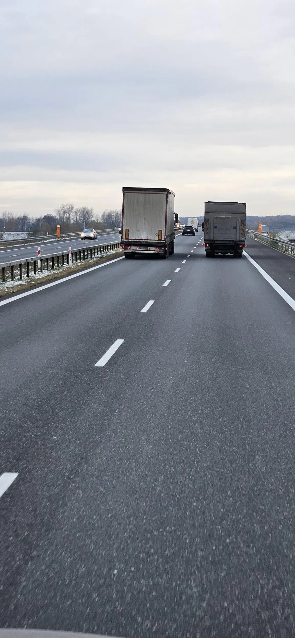 Tak czas go goni a jedzie raptem 2km szybciej.