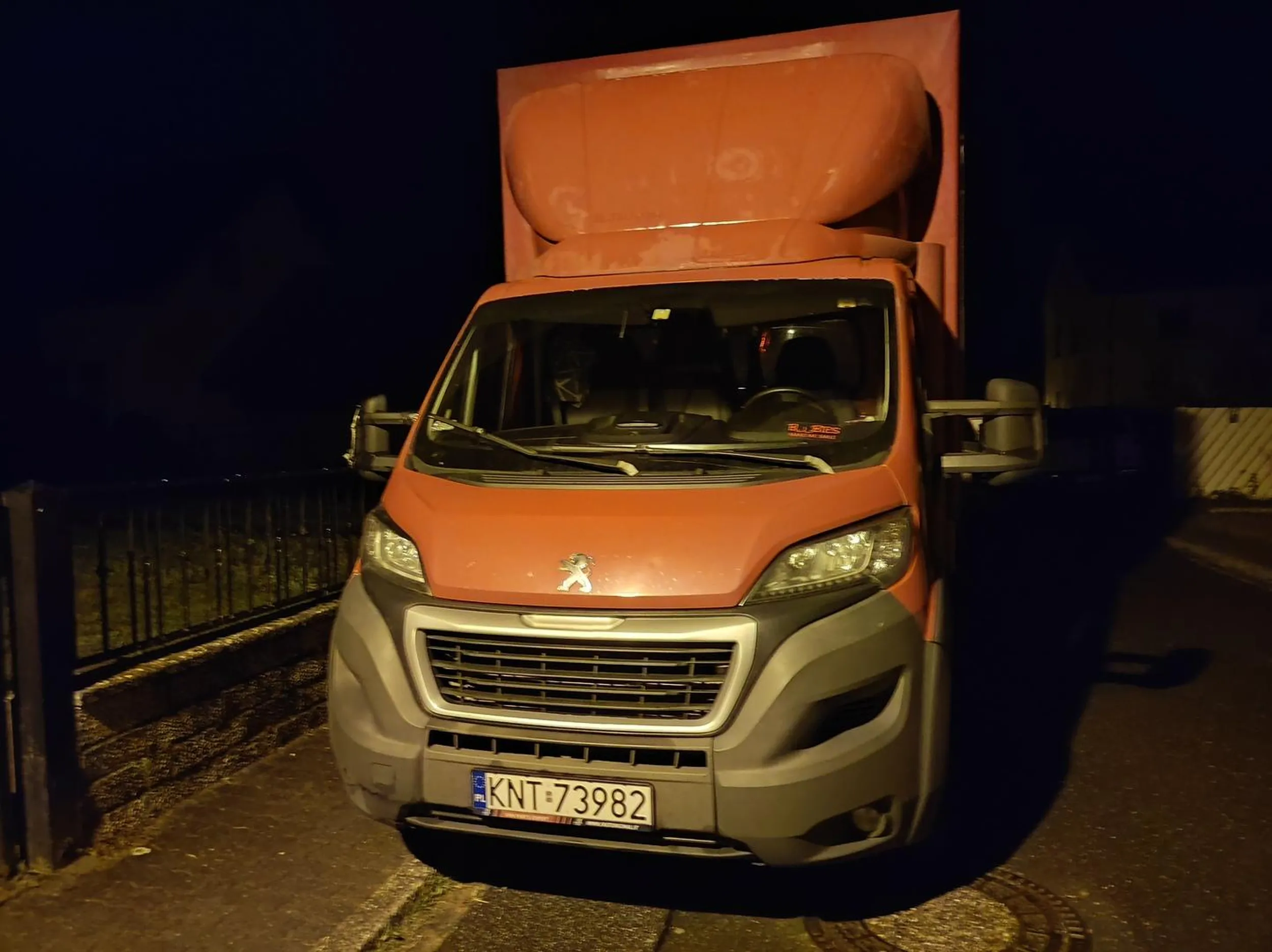 Einfahrt mit Fahrzeug blockiert.