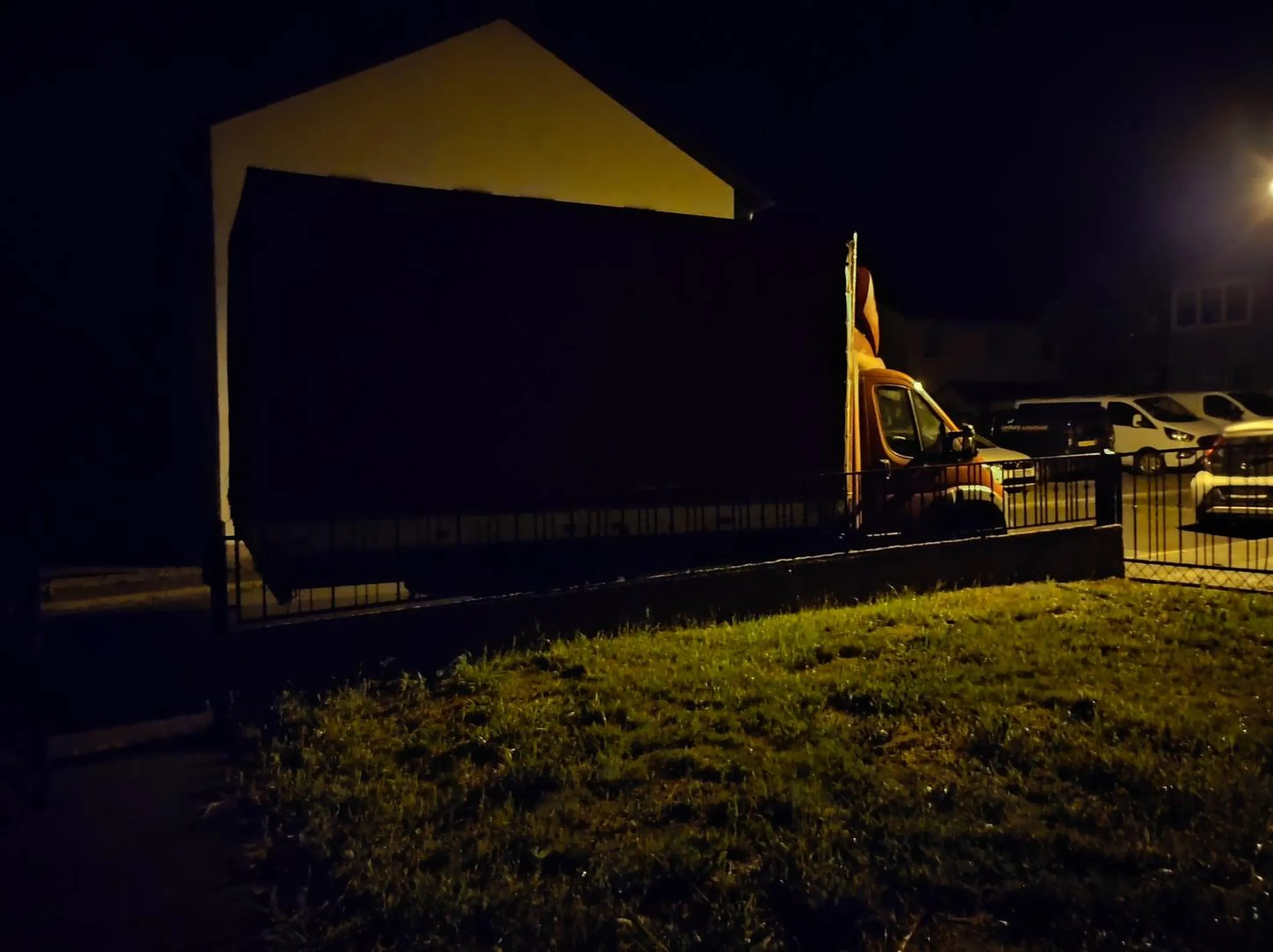 Einfahrt mit Fahrzeug blockiert.