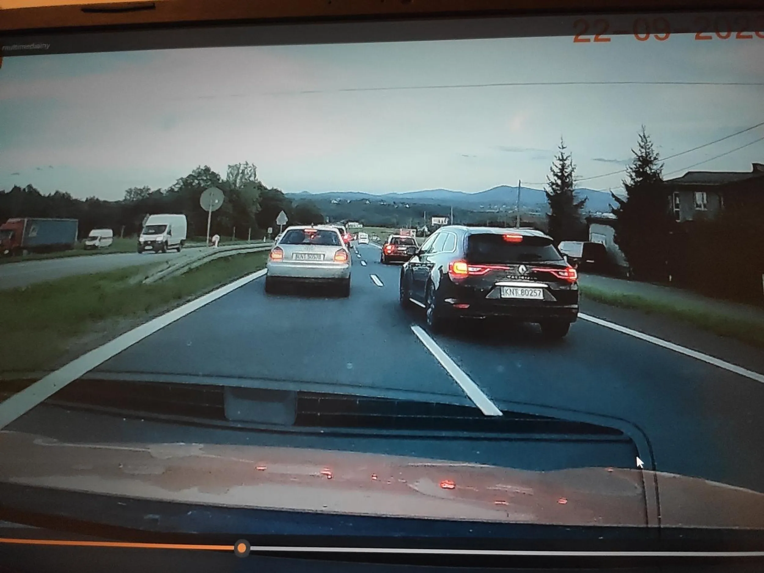 Nie polecam brodziatego chłopa, jedzie na zderzaku i wpycha się na lewy jak nie ma miejsca, następne pokazuje środkowy palec