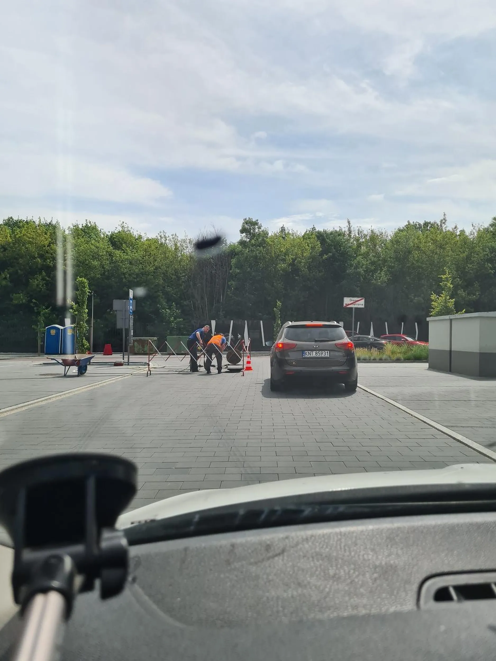 Kierowca wycofując wymusza pierwszeństwo