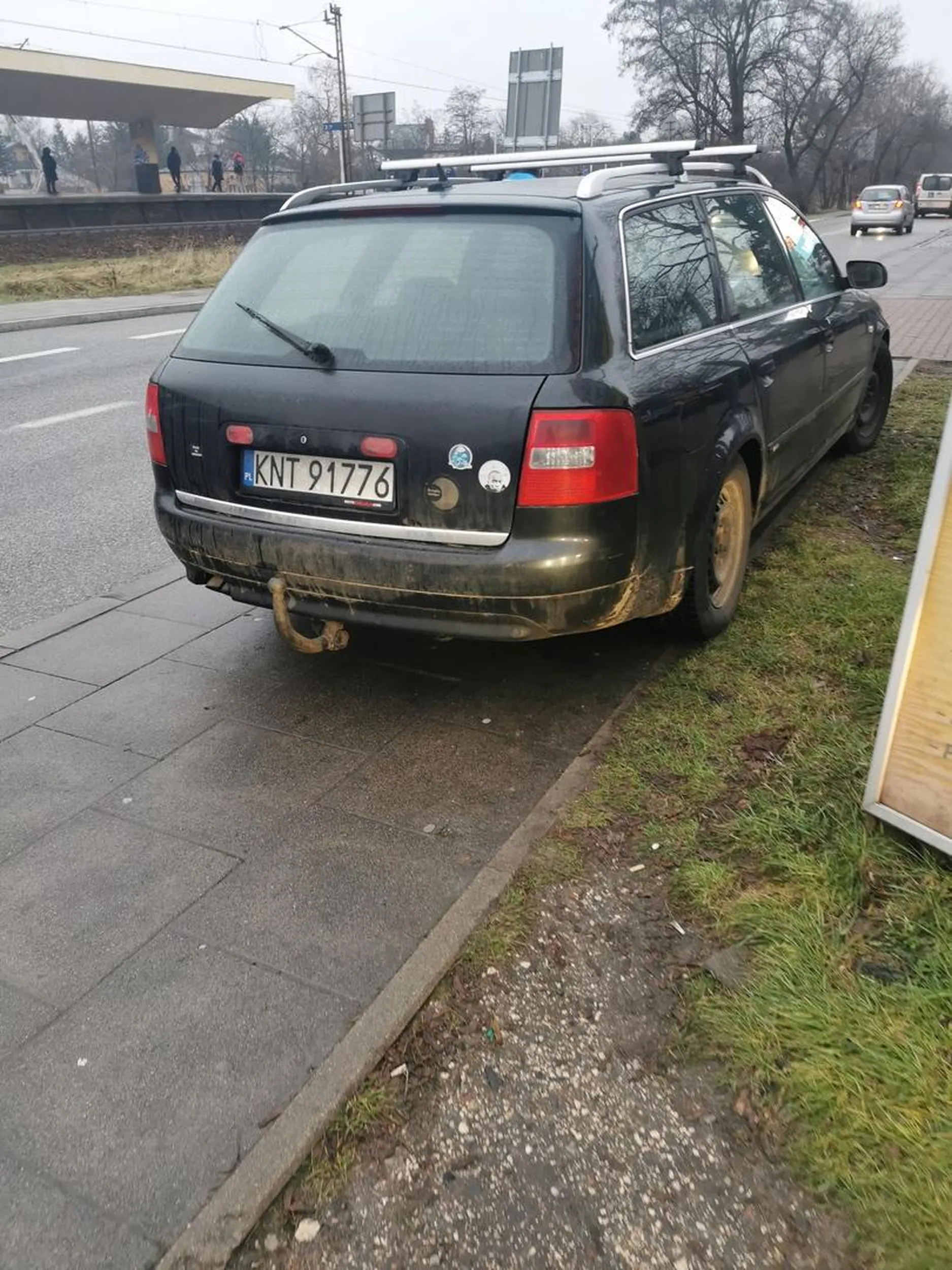 Babo, nie parkuje się na chodniku. Nie ma że na chwilę, że pobiegniesz i wrócisz. To jest chodnik przeznaczony dla pieszych.