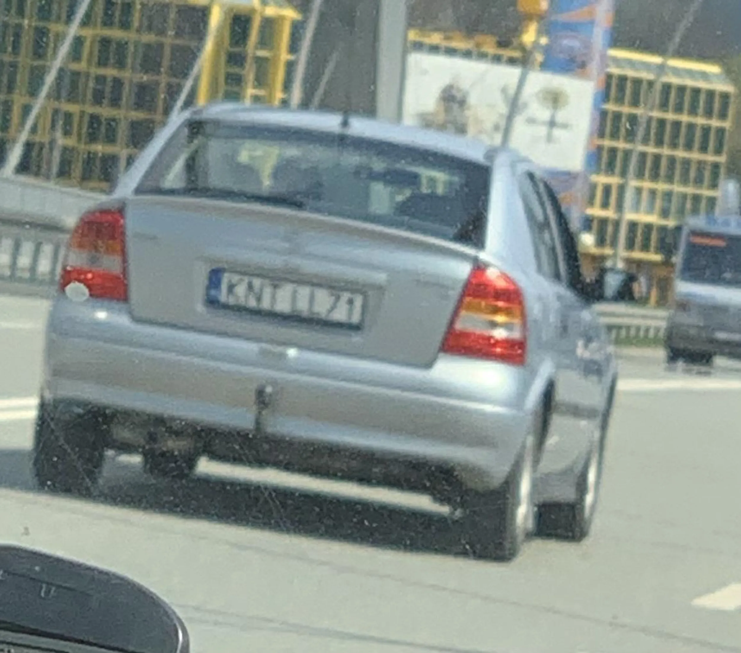 Kierowca trąbi bez podstaw do tego a jego pasażer nagrywa lub robi zdjęcia telefonem wystawiając rękę przez boczną szybę. Gdyby ta strona miała powiązania z odpowiednimi władzami pasowało by auto skierować na przegląd ponieważ emisja spalin jaką generuje nie mieści się w normie.