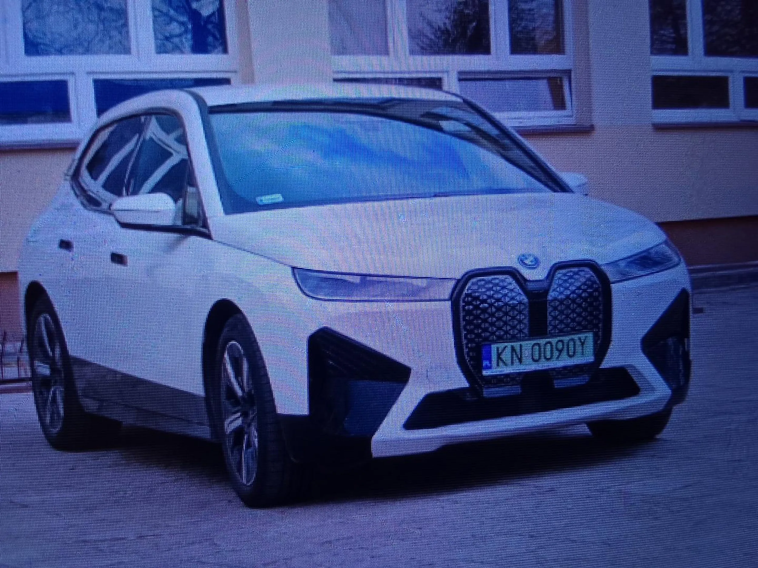 Bardzo źle parkuje i bardzo szybko jeździ???