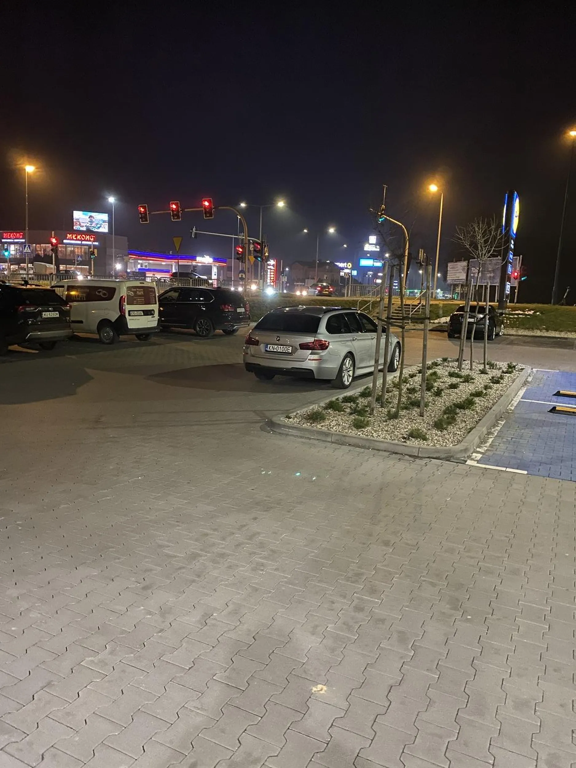 Godzina 21:30, pod Lidlem pełno miejsc parkingowych. Oczywiście są "wyjątki".