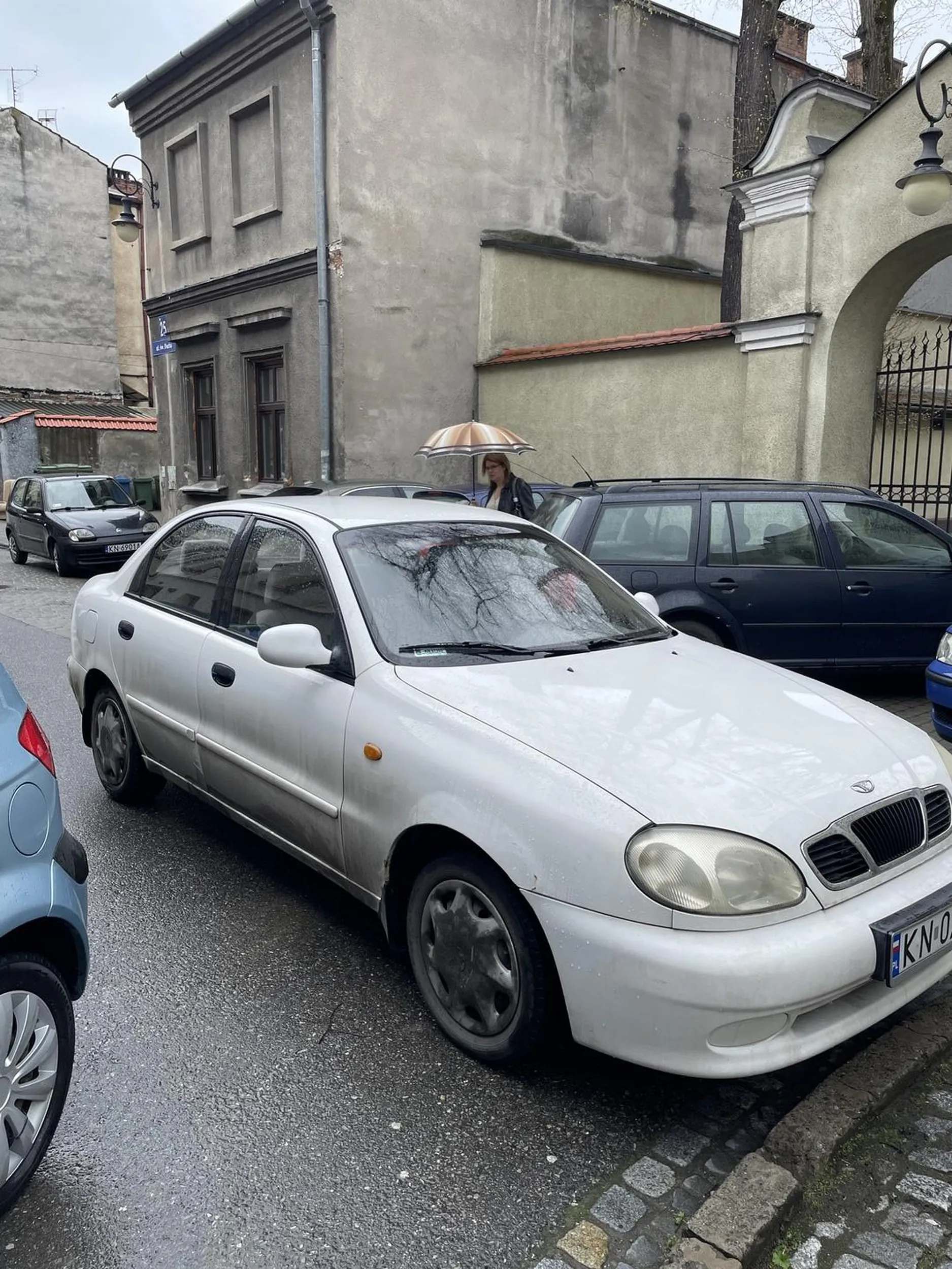 Nie umie parkować blokuje 2 samochody