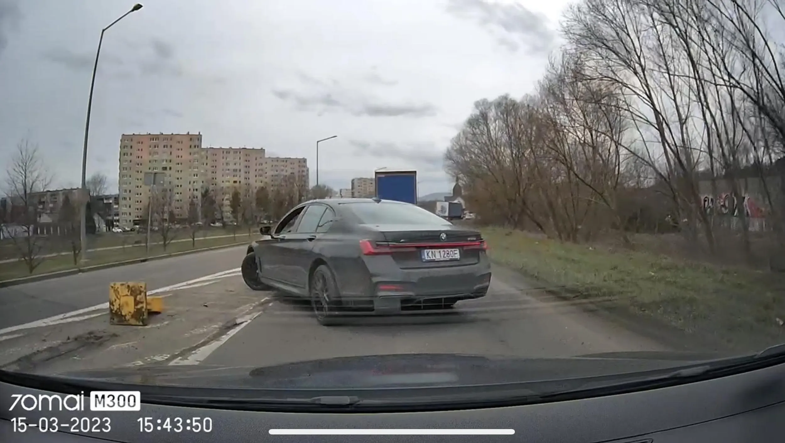 Wyprzedzanie na pasach, zawracanie w miejscu niedozwolonym. Jak tu zmieniać opinie na lepszą kierowców BMW?