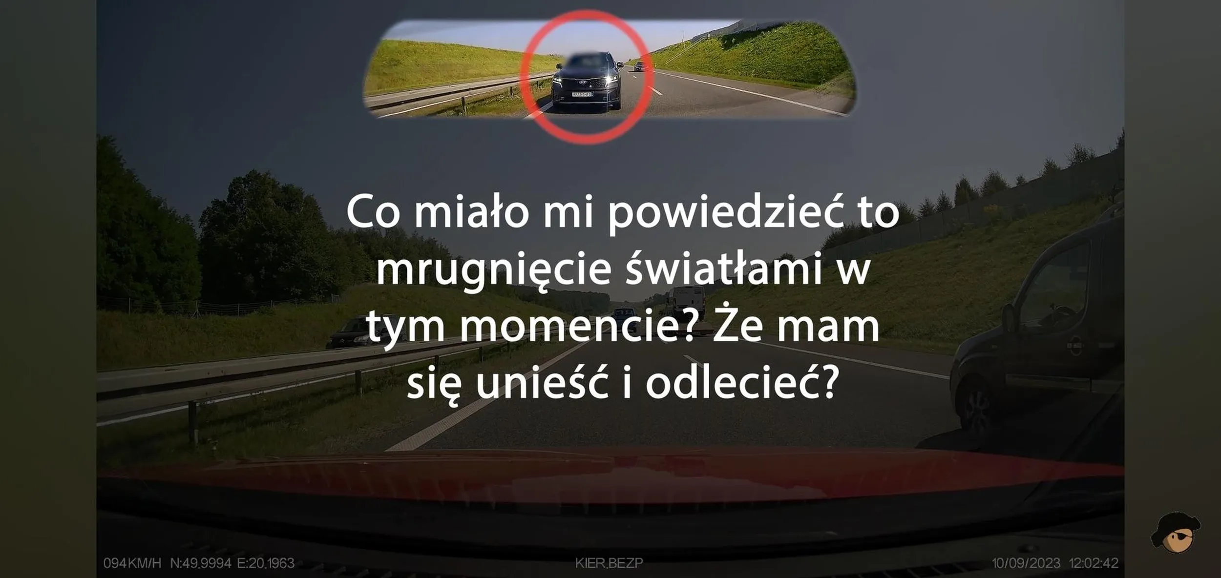 Trzeba być totalnym bezmozgiem, aby siedzieć komuś na ogonie i migać długimi, aby ten zjechał na prawy pas. Kierowca przed nim akurat legalnie wyprzedzał i zgodnie z przepisami. Pan z KII prawo jazdy znalazł w czipsach.