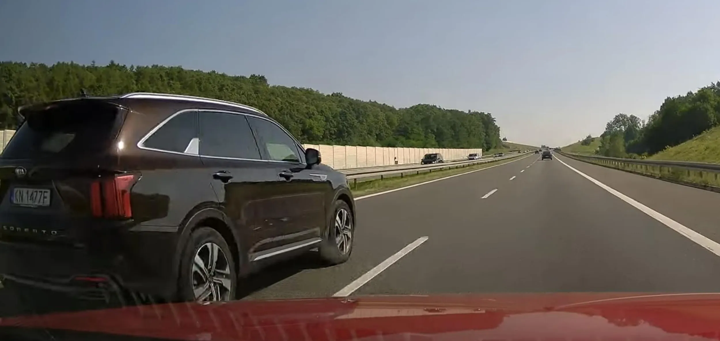 Trzeba być totalnym bezmozgiem, aby siedzieć komuś na ogonie i migać długimi, aby ten zjechał na prawy pas. Kierowca przed nim akurat legalnie wyprzedzał i zgodnie z przepisami. Pan z KII prawo jazdy znalazł w czipsach.