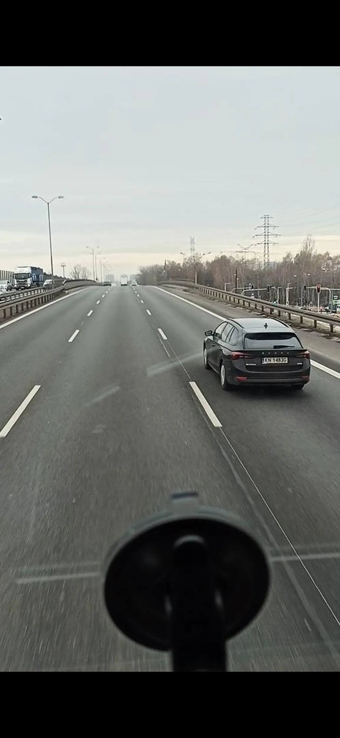 Koleś bawiący się w szeryfa, zjechał na lewy, wyhamował mnie  następnie dojeżdżając do świateł kilka razy przyhamował przed maską udając że hamuje na czerwone, przy czym siła hamowania była nieadekwatna do odległości. Został otrąbiony i to uraziło ego naszego szeryfa. W ramach rewanżu przytrzymał na światłach mnie jak i wszystkich na lewym pasie, następnie blokował go i wykonywał te same manewry co ja, byle nie dać się wyprzedzić. Co jakiś czas zwalniając, tylko po to aby przyspieszyć podczas  próby wyprzedzania go. Tak się doskonale bawił przez 10km powodując zagrożenie na drodze jak i utrudniając ruch innym. Brawo takich nam trzeba