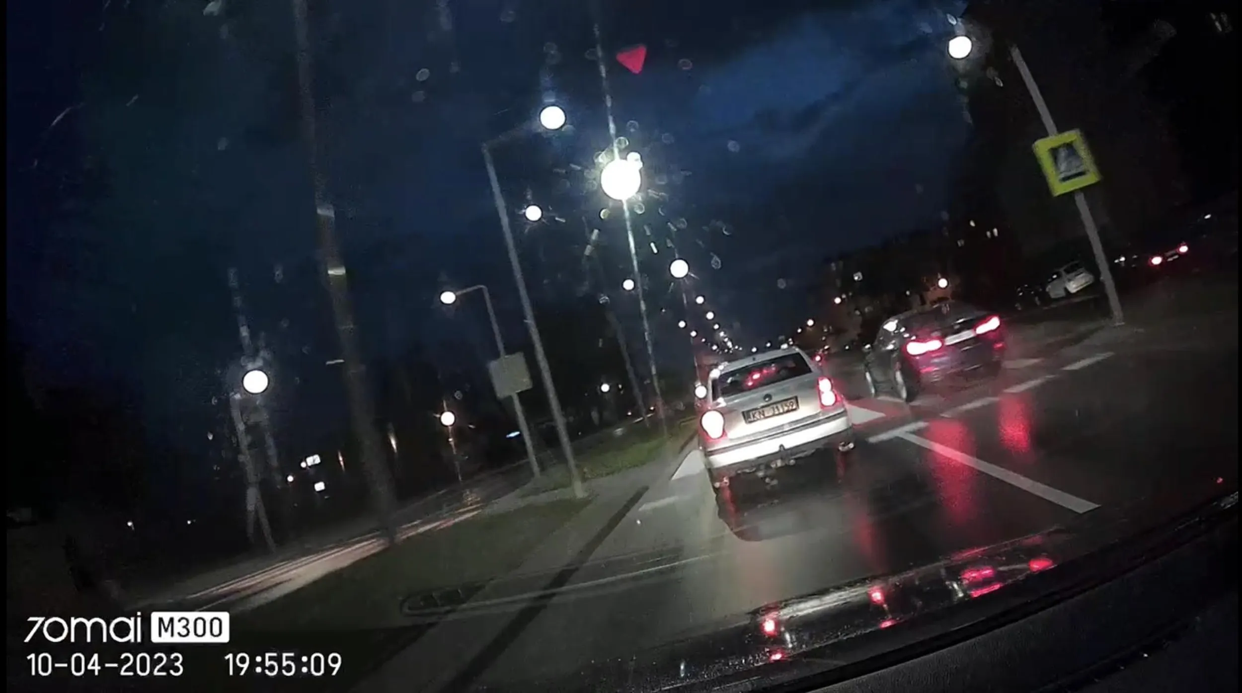 Wyprzedzanie na pasach prawym pasem, niedostosowanie prędkości do warunków. Szkoda kolejny raz, że to nadal BMW.