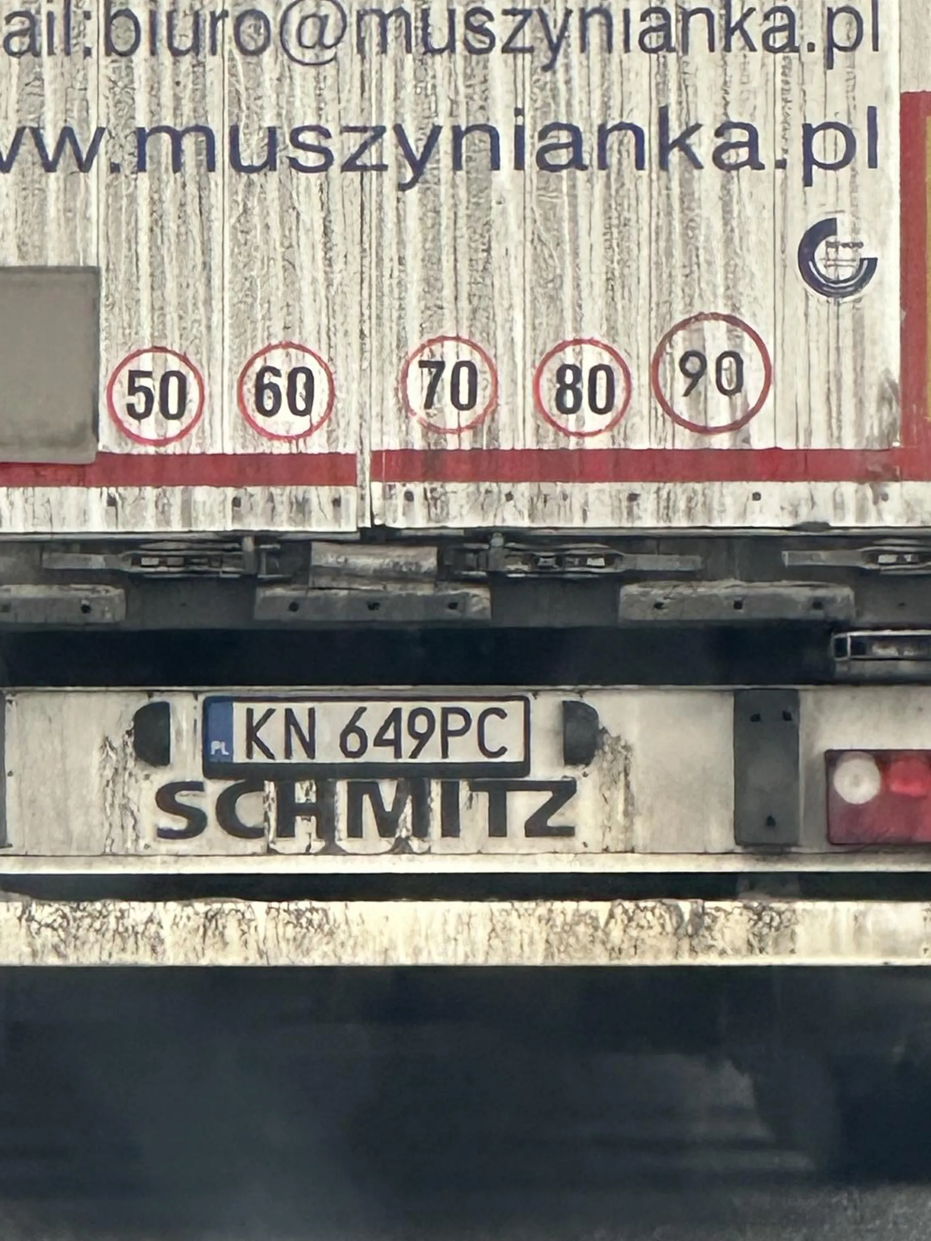 Zjeb ciężarówka na podwójnej wyprzedza jadąc 90 jak ograniczenie jest do 70. Stwarza zagrożenie na drodze i to spore.