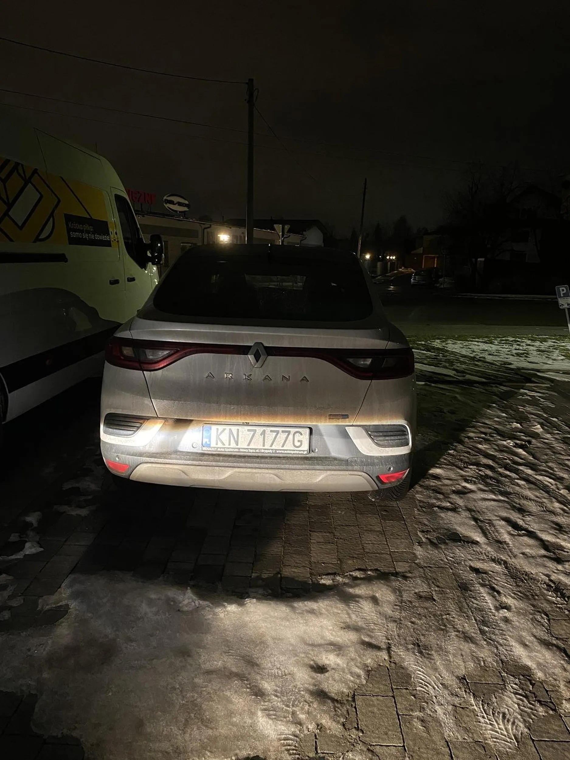 Gratuluję parkowania na ponumerowanym parkingu prywatnym należącym do mieszkańców bloku + zniszczenia trawnika.