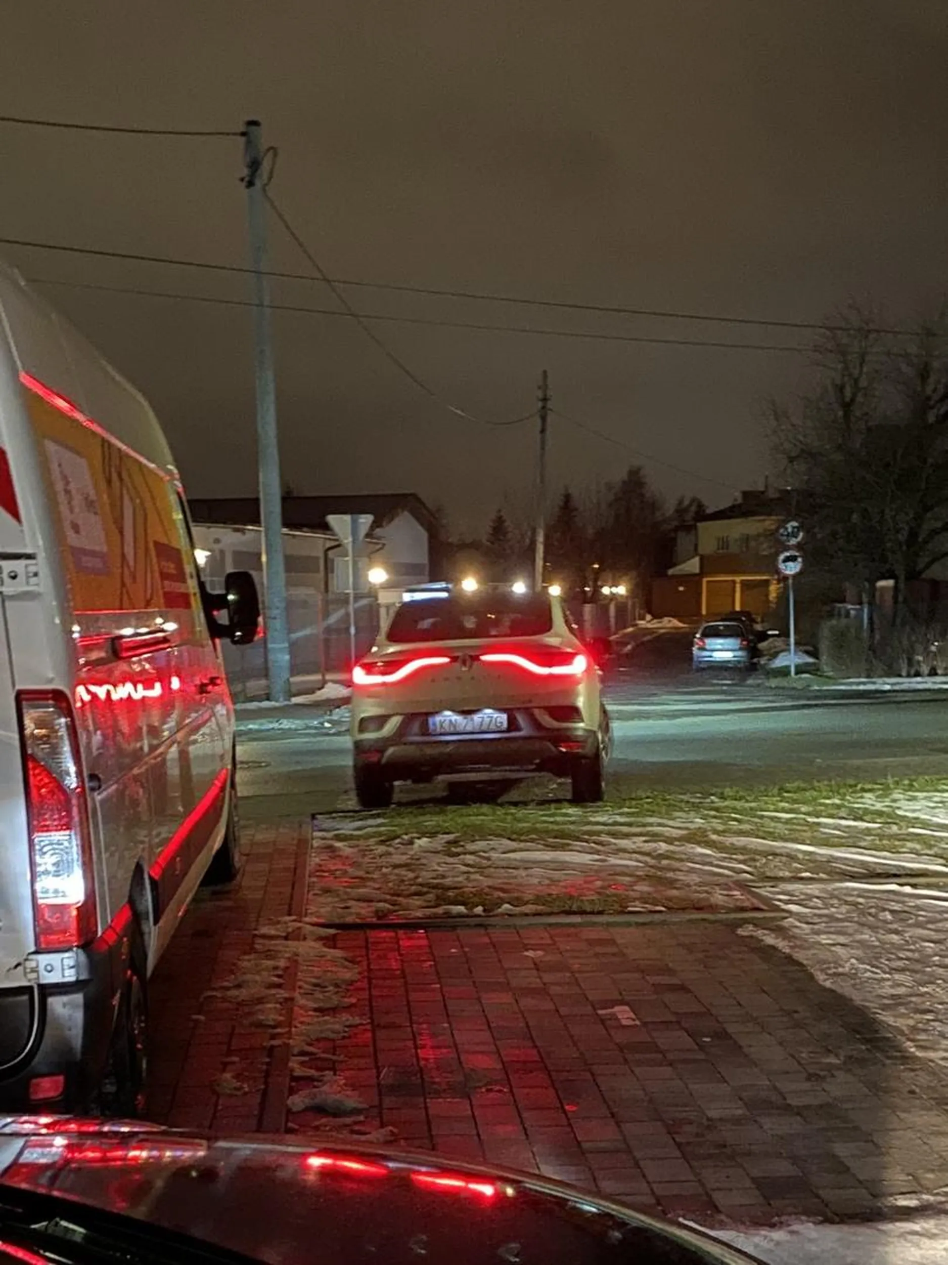 Gratuluję parkowania na ponumerowanym parkingu prywatnym należącym do mieszkańców bloku + zniszczenia trawnika.