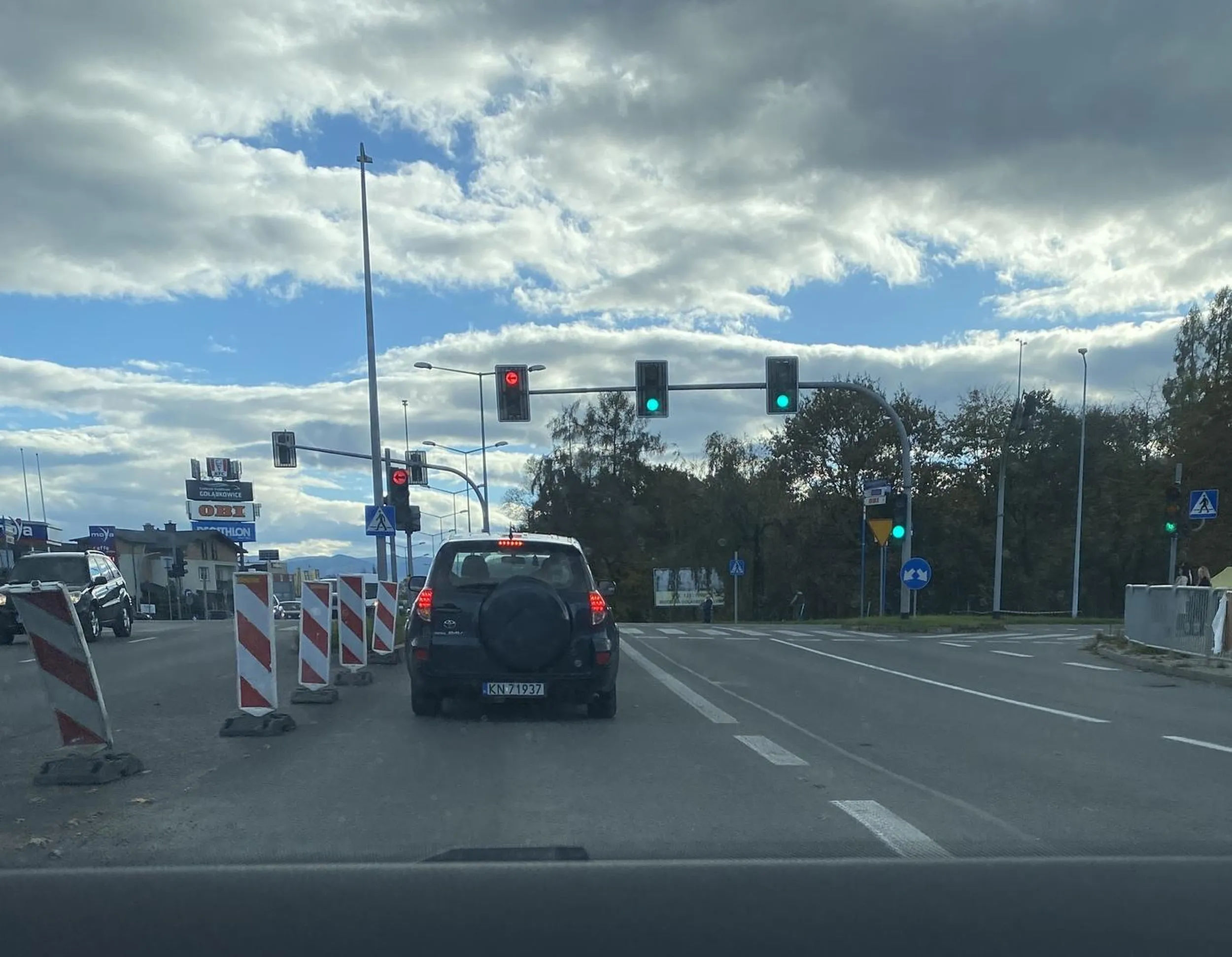 Wyprzedzanie na pasach, jazda po linii ciągłej to standard u tego kierowcy.