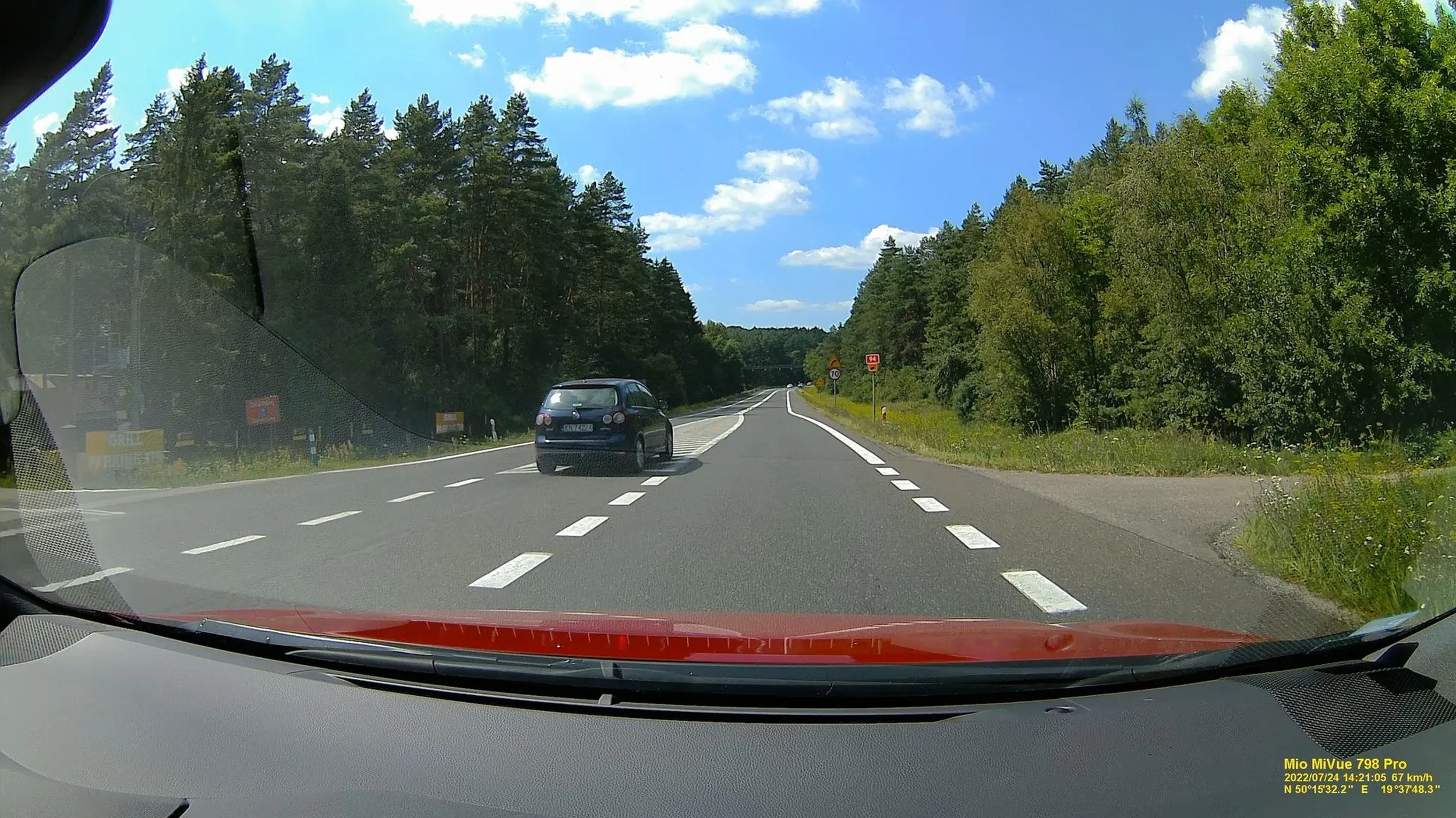 Wyprzedzanie na podwójnej ciągłej na skrzyżowaniu, przekraczanie dozwolonej prędkości, jazda po powierzchni wyłączonej z ruchu