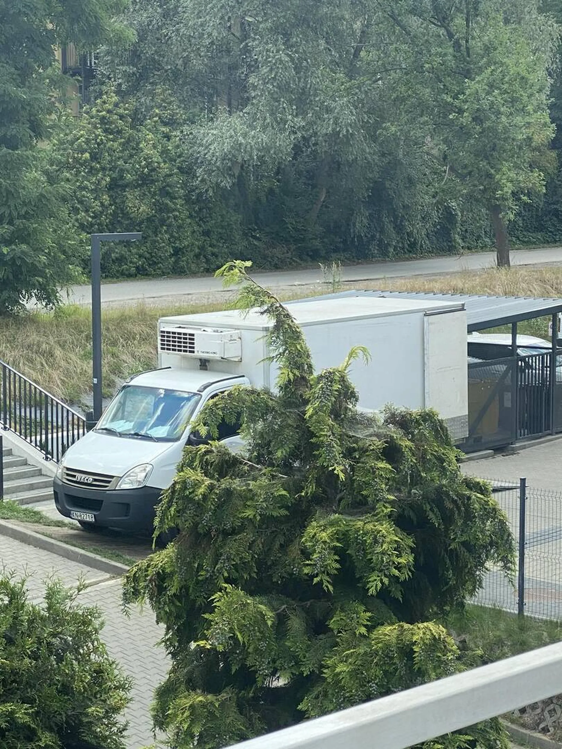 Po co parkować zgodnie z przepisami podczas załadunku jak można zaparkować ciężkim pojazdem na chodniku? :-)