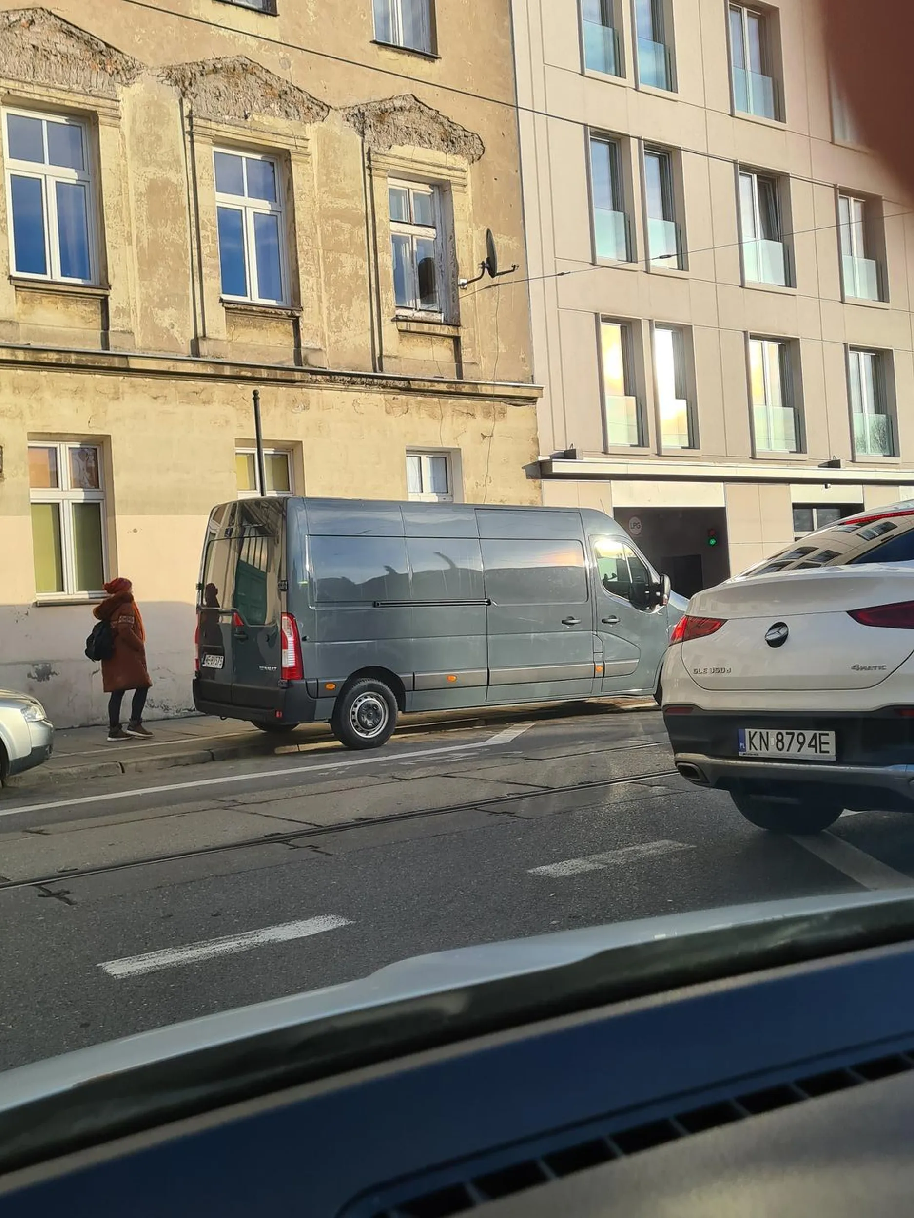 Kierowca bez zezwolenia wjeżdża w strefę ograniczonego ruchu a potem parku jest zbyt blisko skrzyżowania