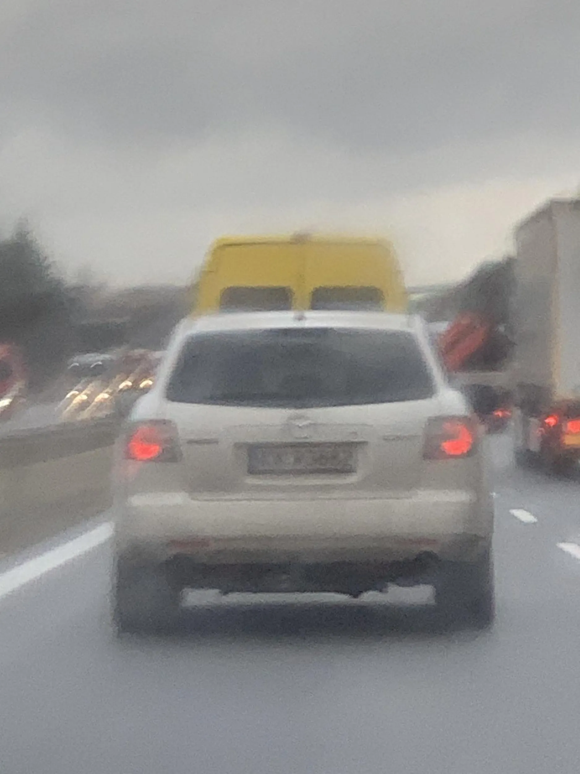 Agresywny kierowca,zajeżdża drogę non stop