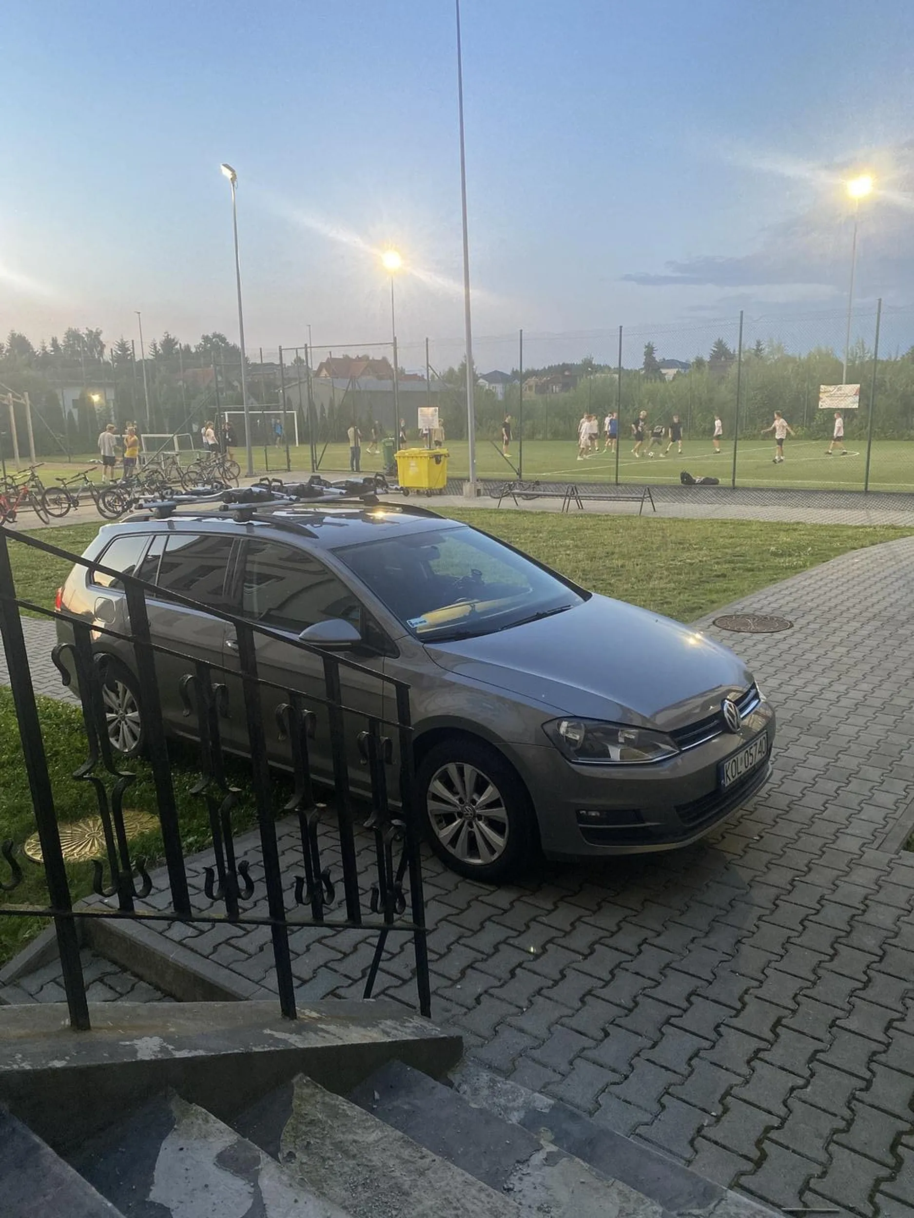 ‼️‼️‼️wariat stanal na trawie! nie szanuje zieleni i utrudnia innym droge piesza?✝️‼️‼️‼️