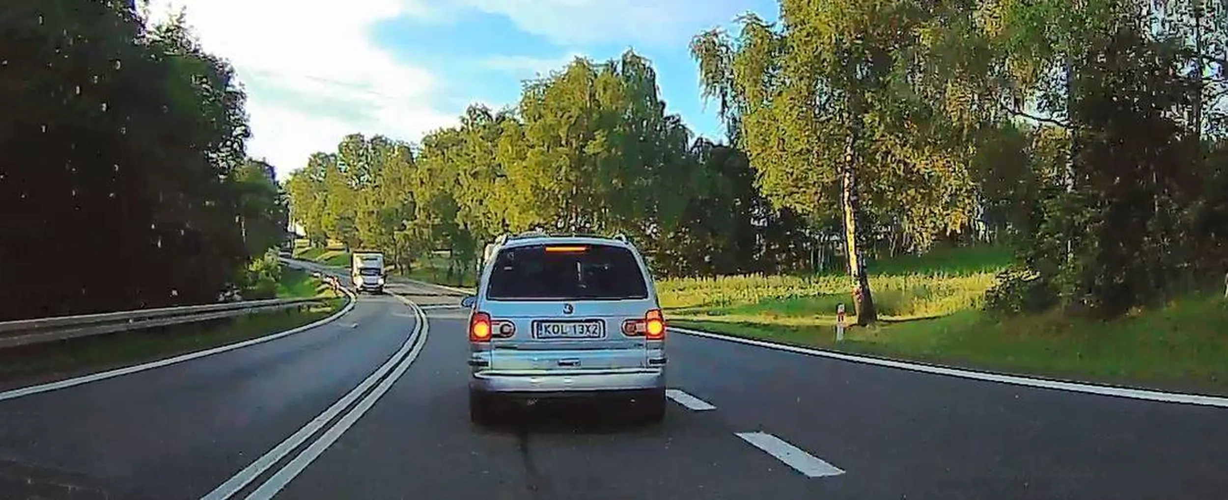 Są dwie opcje. Albo pani dostała uprawnienia niesłusznie, albo jest po prostu psychopatką. Podczas wyprzedzania pojazdów w miejscu, gdzie pas do wyprzedzania ma ograniczoną długość, postanowiła zakończyć wyprzedzanie i sygnalizuje, że zjeżdża za cysternę. Ma miejsce, na prawym pasie już pusto. Ale mimo to cysternę można jeszcze śmiało wyprzedzić. Co zatem robi pani z Sharana? Hamuje nagle na tym lewym pasie ze 105 do 80 km/h (bez potrzeby), i wyhamowuje pojazdy za nią, żeby nie zdążyły przez to już tej cysterny wyprzedzić. Potem wjeżdża na ten pusty prawy pas. Proponuję oddać prawko do urzędu i przesiąść się na autobus. W Olkuszu trochę tego jeździ.