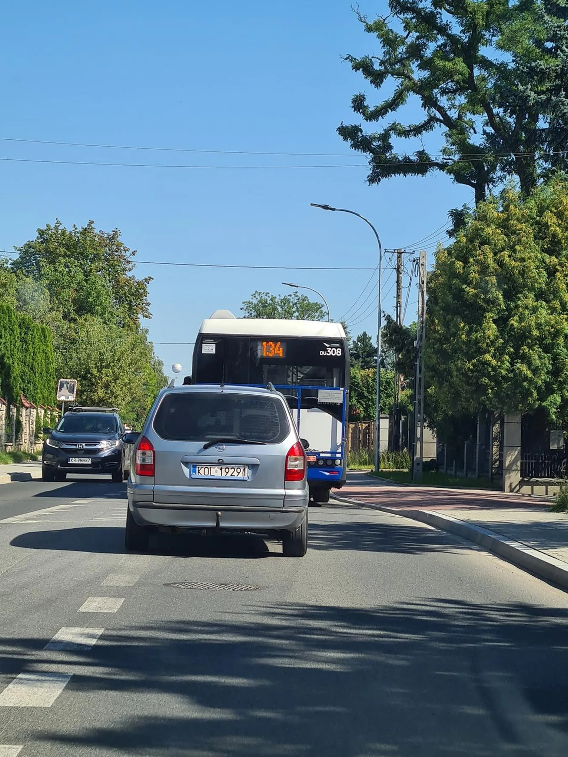 Kierowca wymusza pierwszeństwo i wyprzedza na podwójnej ciągłej