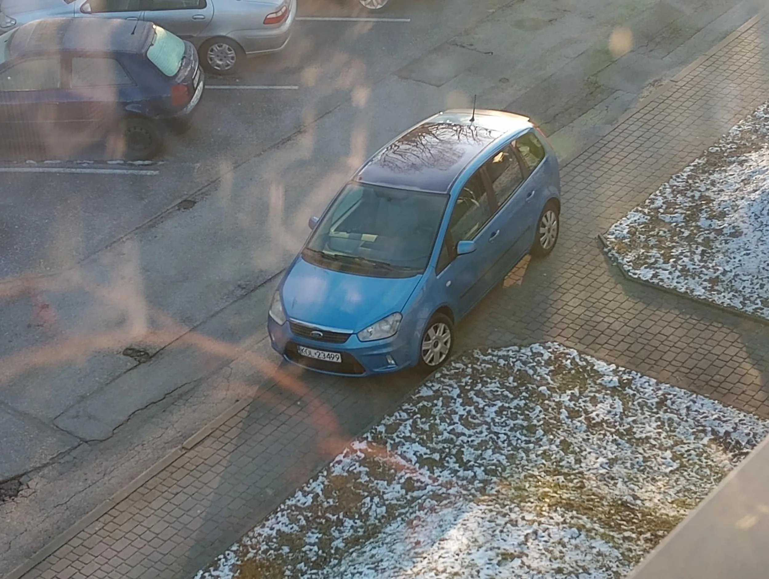 Częste zastawianie chodnika mimo wolnych miejsc parkingowych. Zwracanie uwagi nie pomaga.