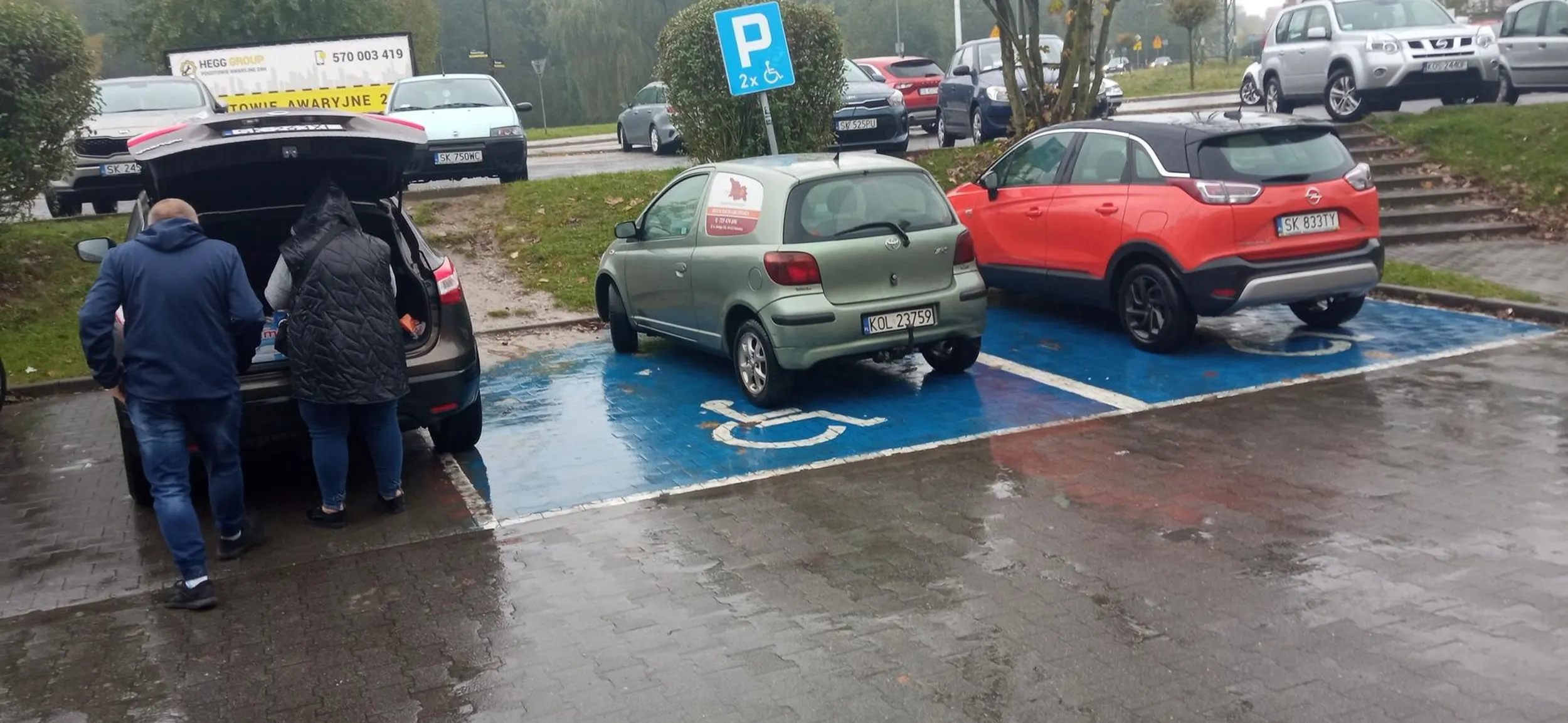 Młody gnój że zdrowymi nogami ale bez muzgu zajmuje miejsce dla niepełnosprawnych