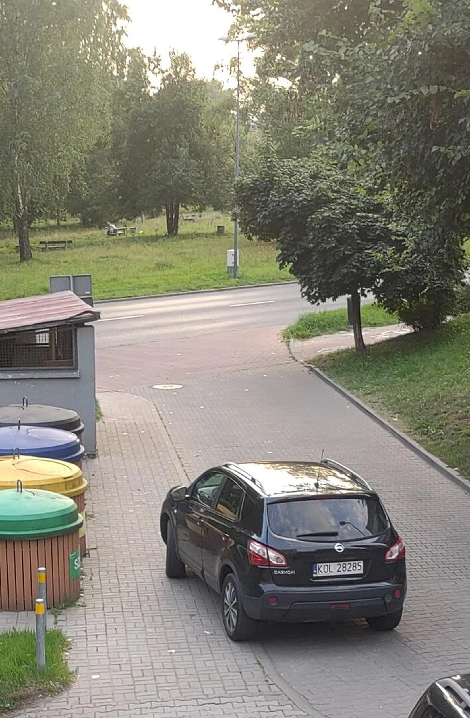 Jak zwykle.daremna baba myśli że może parkowac gdzie chce ... Jak nie chodnik pod blokiem to pół wjazdu zastawi. Naucz się parkować krowo albo sprzedaj samochód