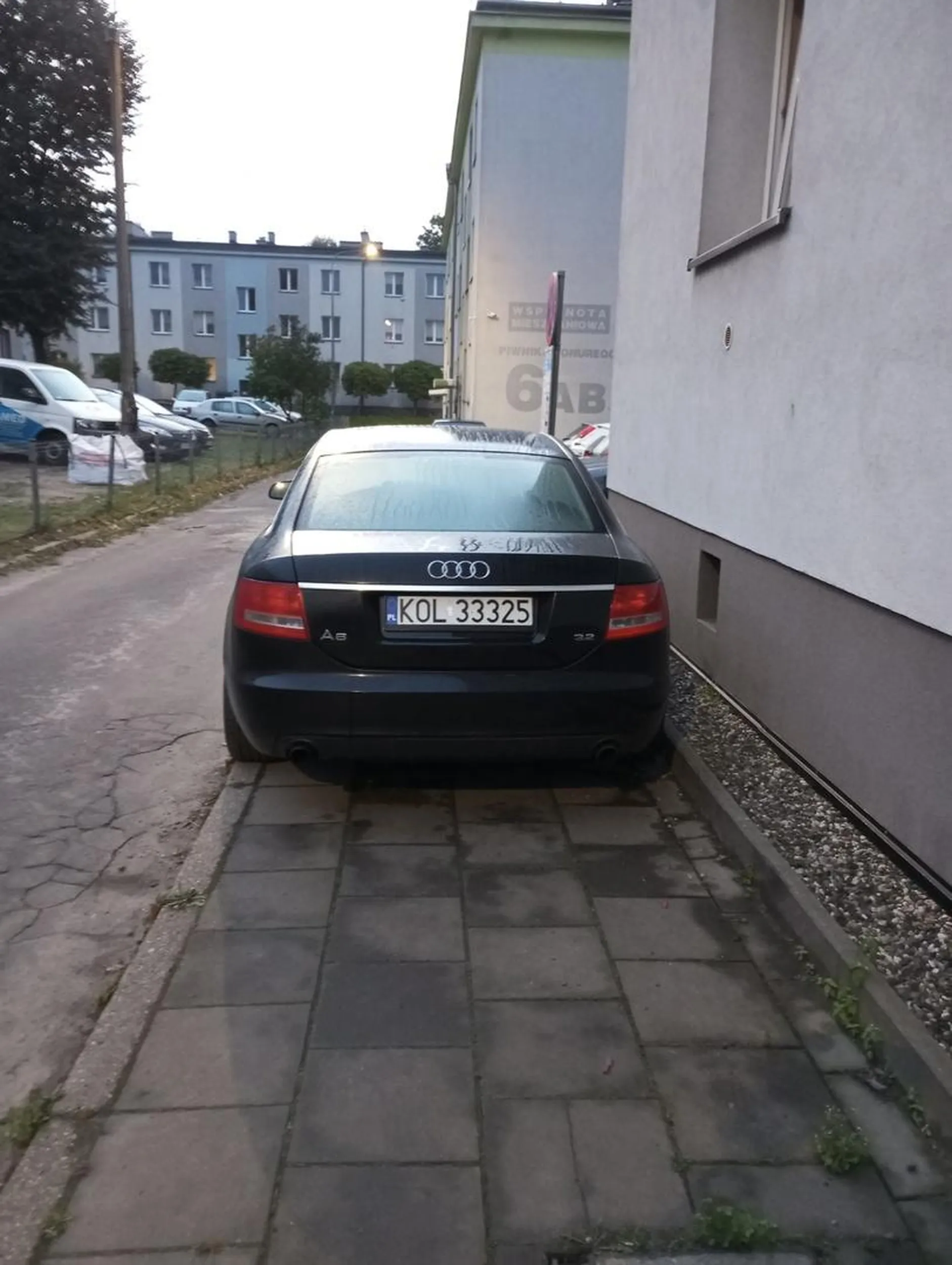 Parkowanie na chodniku. Nie można zaparkować gdzie indziej i się przejść, tylko zaraz pod blokiem.