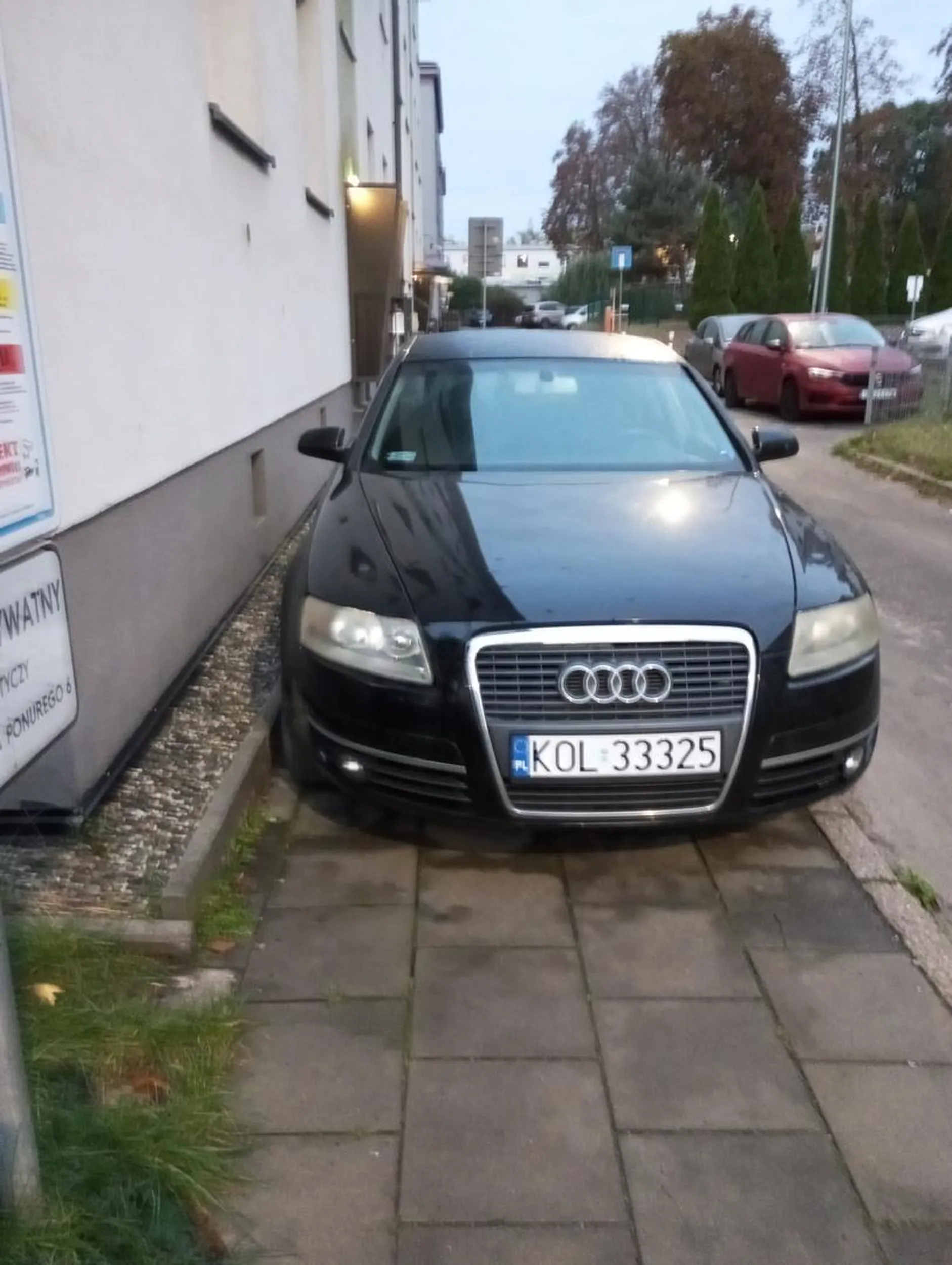 Parkowanie na chodniku. Nie można zaparkować gdzie indziej i się przejść, tylko zaraz pod blokiem.