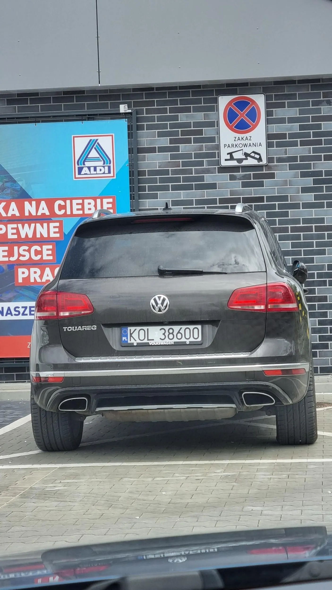 Paniczowi nie chce się przejść parę metrów to woli stać na zakazie...