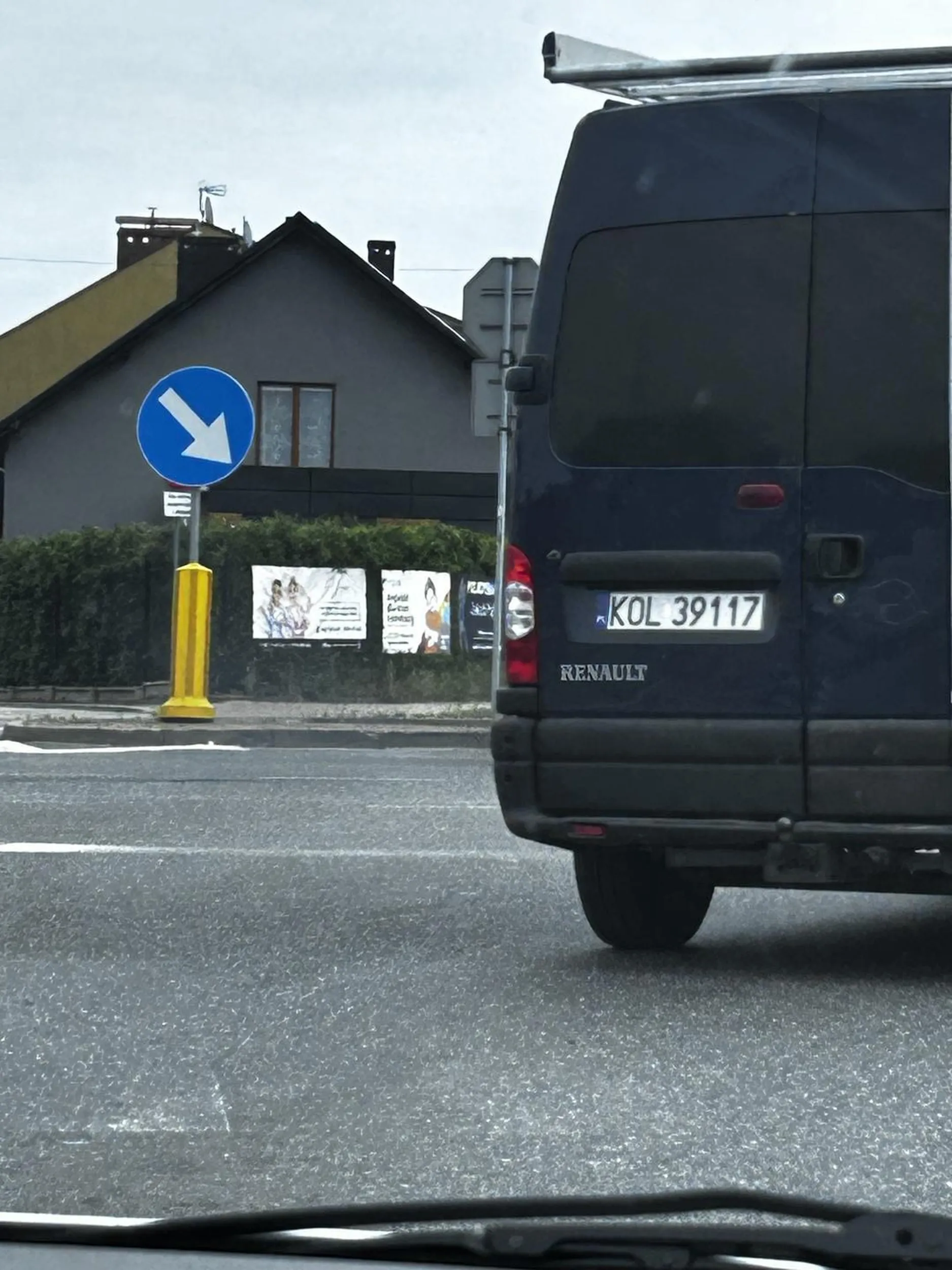 Mały łysy karakan który wymusza pierwszeństwo. Dodatkowo widać że nie zna się na przepisach ruchu drogowego