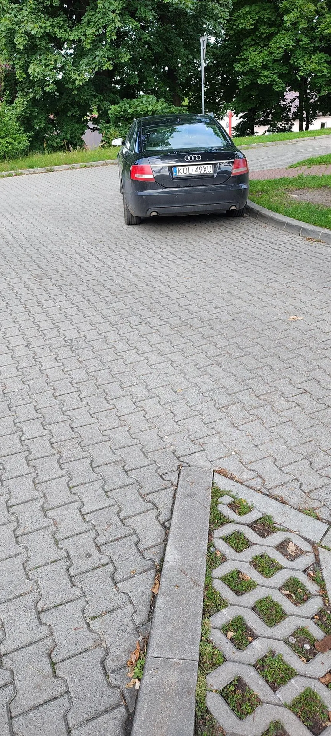 Naucz się parkować. Albo przypomnij sobie jak się parkuje w strefach.