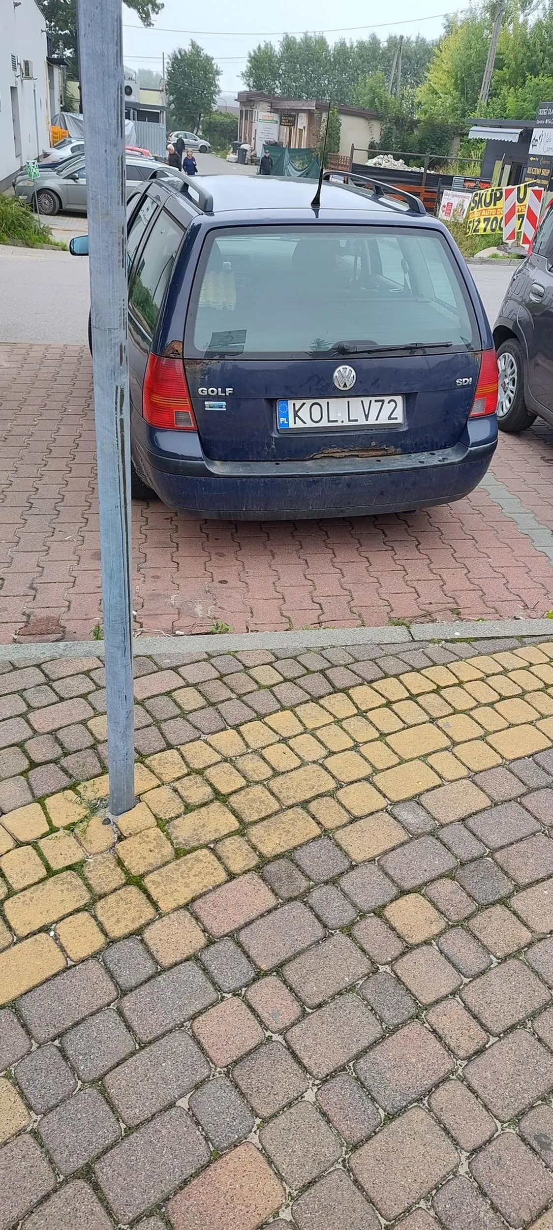 Pan handlarz zapomniał że się nie parkuje dla miejscu dla inwalidów. Po zwróceniu uwagi usłyszałem przyjemne "wypierdalaj". Chyba jednak był niepełnosprawny umysłowo.
