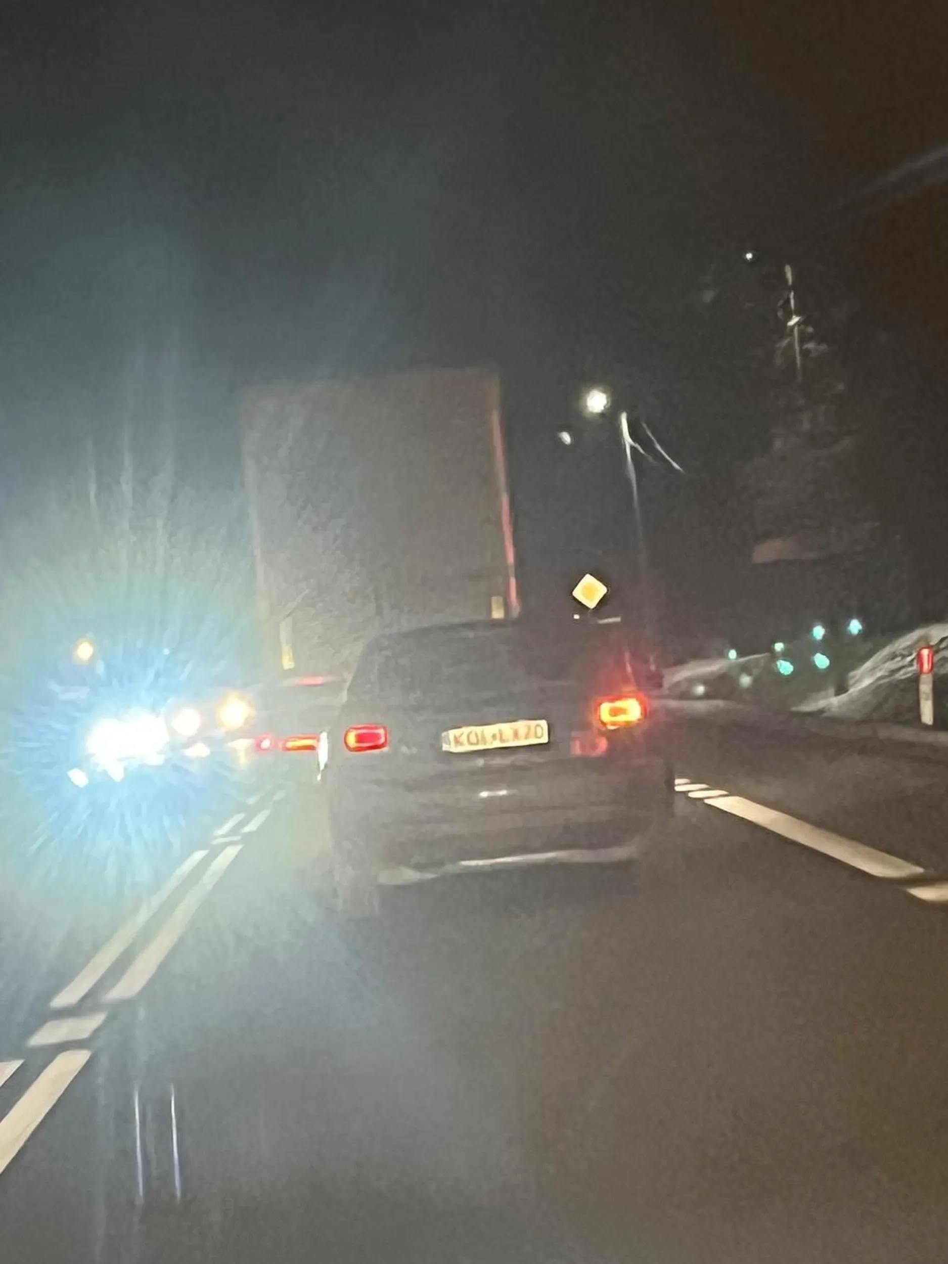 Kierowca tego audi hamuje specjalnie przed autem chce raczej wymusić odszkodowanie a gdy się go chce wyprzedzić to zajeżdża drogę albo specjalnie przyspiesza jechałem tak za nim 30 km i potem wyprzedził tira na podwójnej ciągłej