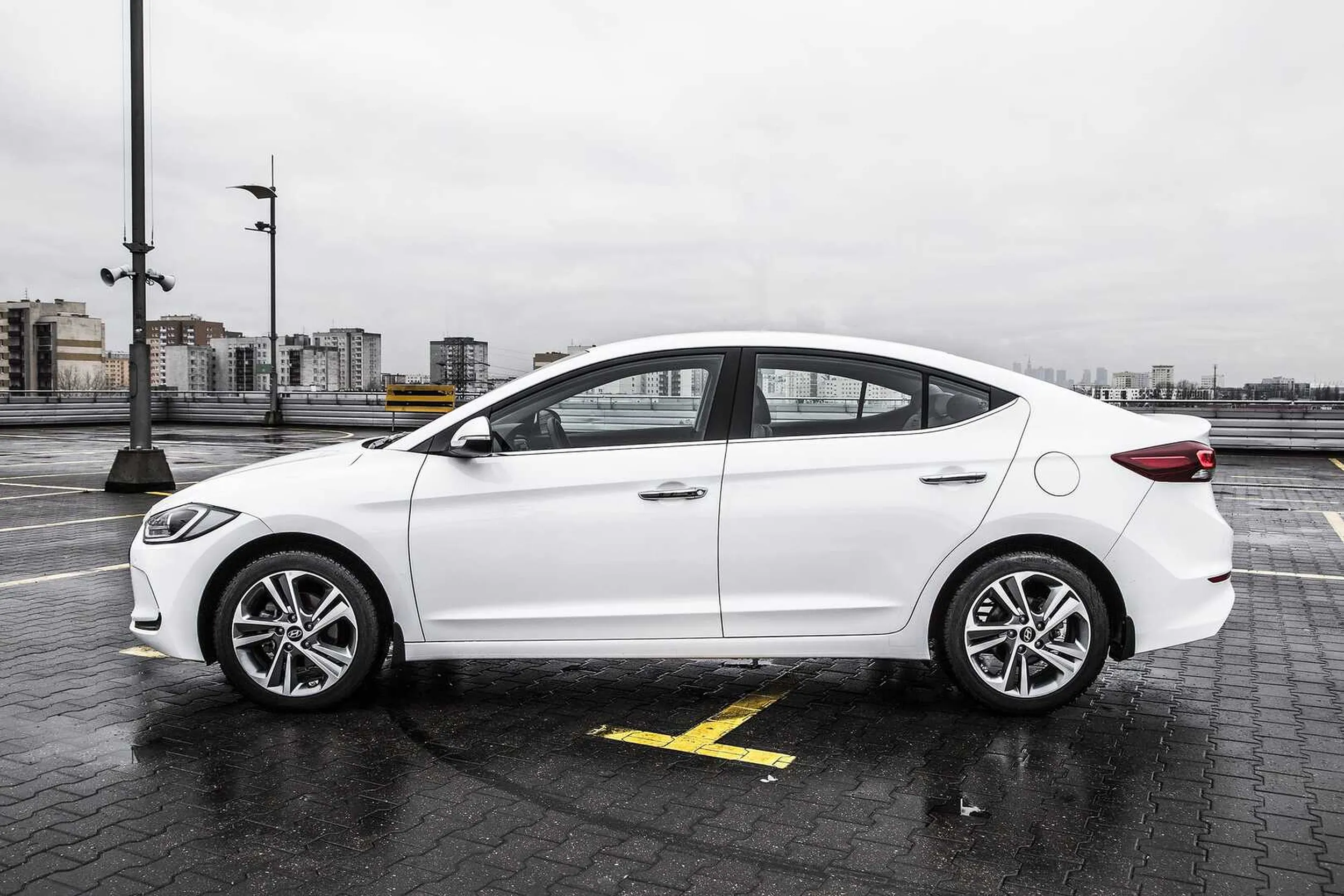 jeździ tym hyundaiem jakiś gruzin, staje byle gdzie na pokrzywionych felgach i przegląda swoją muskulature w szybie