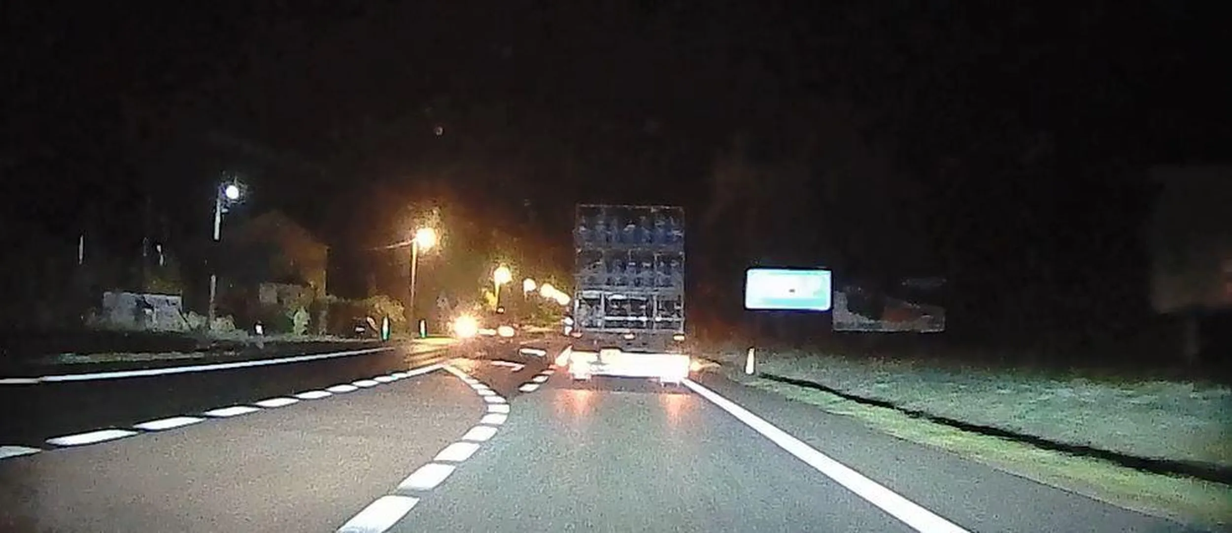 Janusz z wąsem z Olkusza wyprzedza na zakazie, pod prąd na pasie do skrętu w lewo i omija wysepkę. Prawo jazdy do utylizacji.