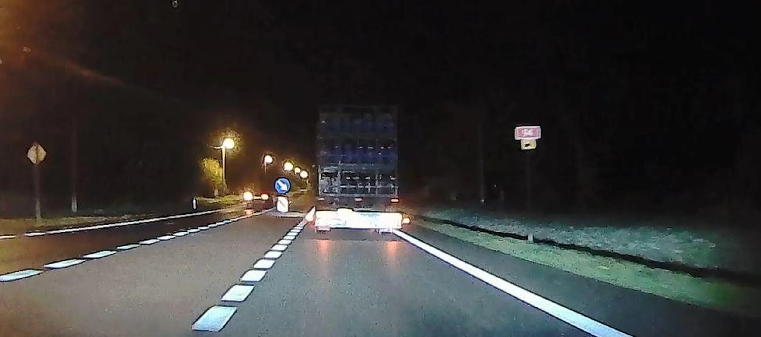 Janusz z wąsem z Olkusza wyprzedza na zakazie, pod prąd na pasie do skrętu w lewo i omija wysepkę. Prawo jazdy do utylizacji.