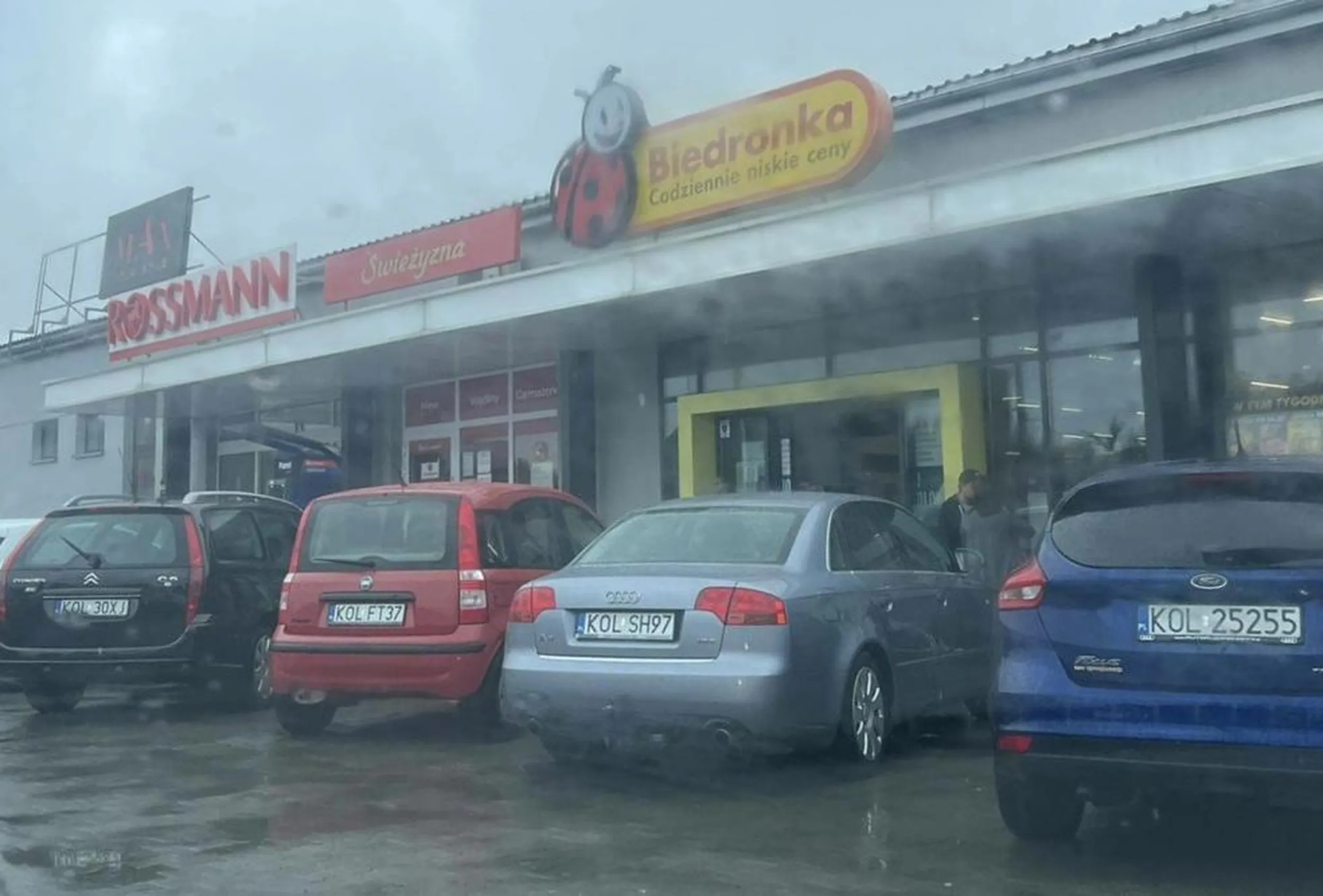 Ciężko zaparkować 10m dalej, lepiej zastawić wejście do sklepu. Już można było wjechać do środka, byłoby jeszcze bliżej. Pół parkingu puste ale trudno zaparkować w wyznaczonym miejscu. Ludzie robią slalom wózkami, mam nadzieje ze pojawił się chociaż przetarty bok w tym starym trupie. Nie pozdrawiam.