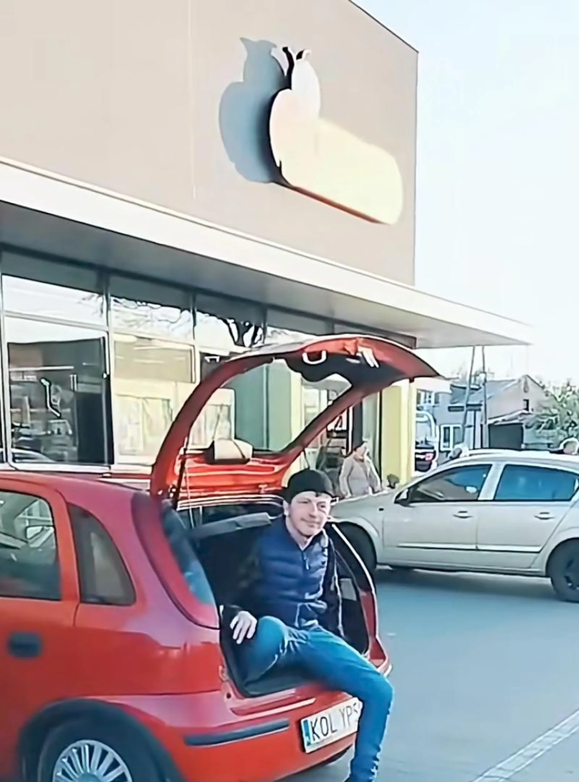 Siedział jedną nogą w bagażniku przy biedronce