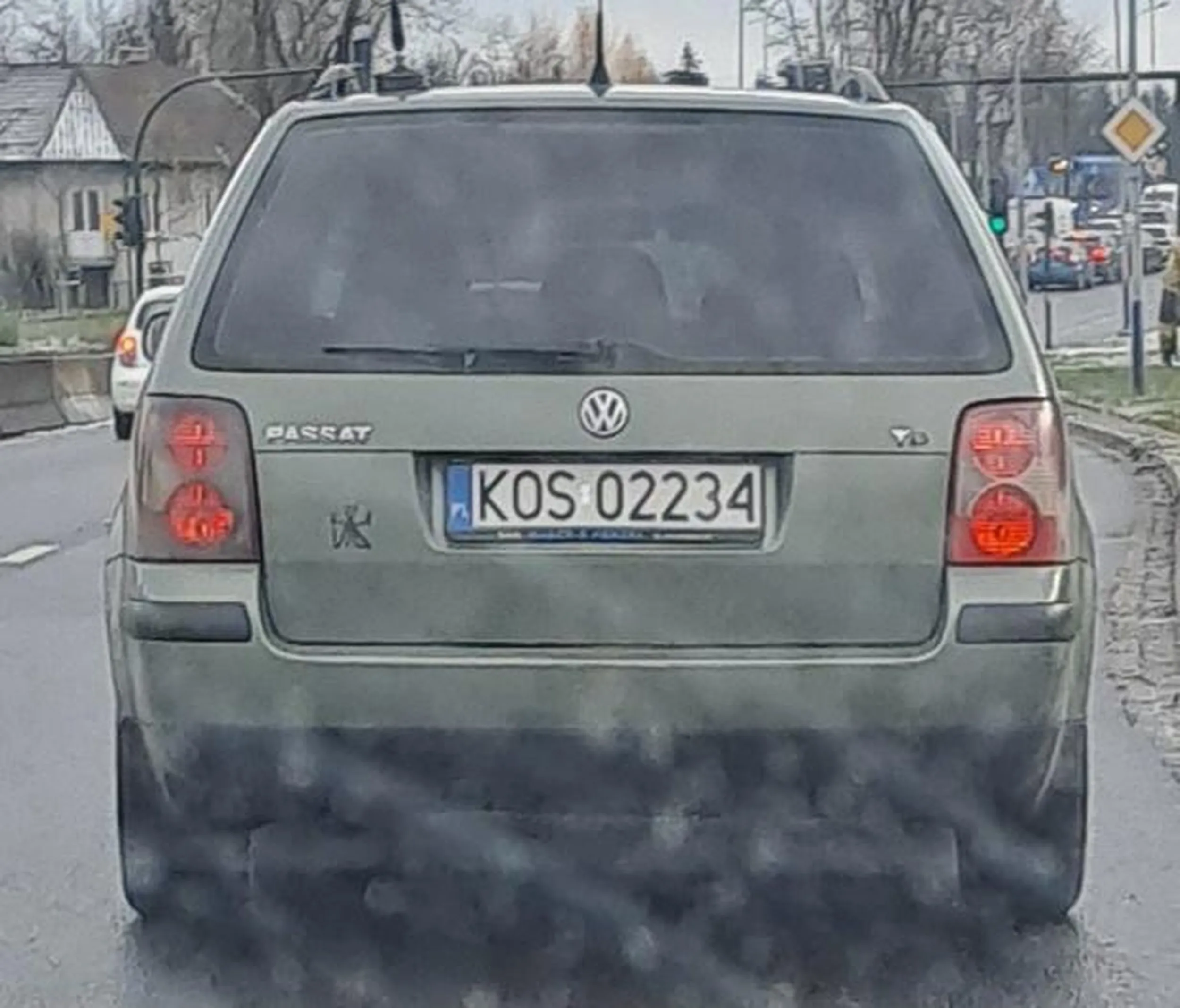 Kierowca stwarza zagrożenie na drodze. Kierowca nagle zrezygnował ze skrętu w prawo i wjechał prosto pod koła jadących samochodów. Gdyby nie szybka reakcja kierowców i możliwość ucieczki na inny pas, kierowca doprowadziłby do wypadku.