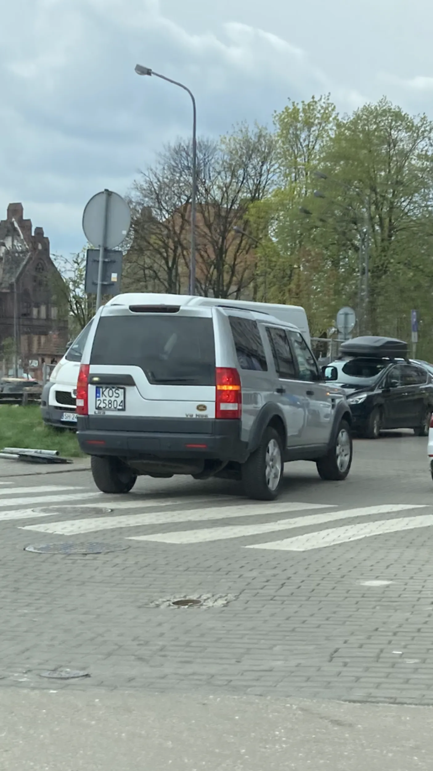 Ten kierowca jest ślepy chyba ze jego pojazd to autobus ale taki mały. Porusza się po Bus pasie jedzie na wprost gdzie tylko może jechać autobus.