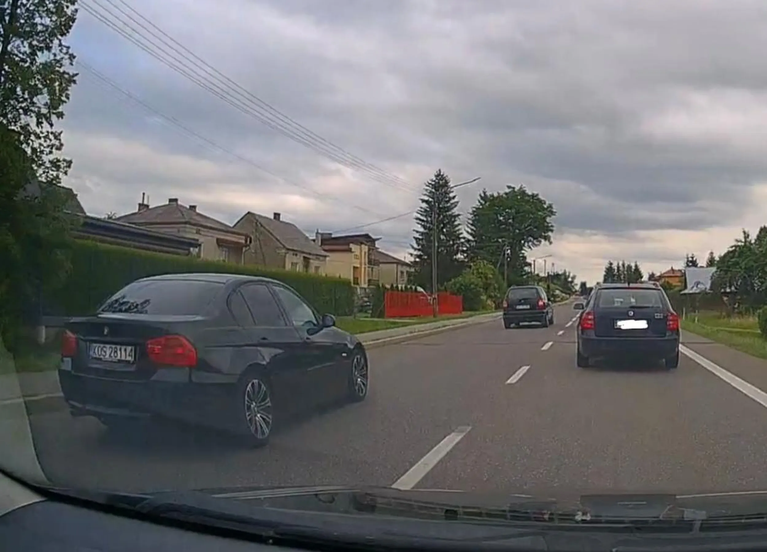 Brawurowa jazda, duża prędkość na 50 w zabudowanym i wyprzedzanie ile się da aut. Prawie czołówka