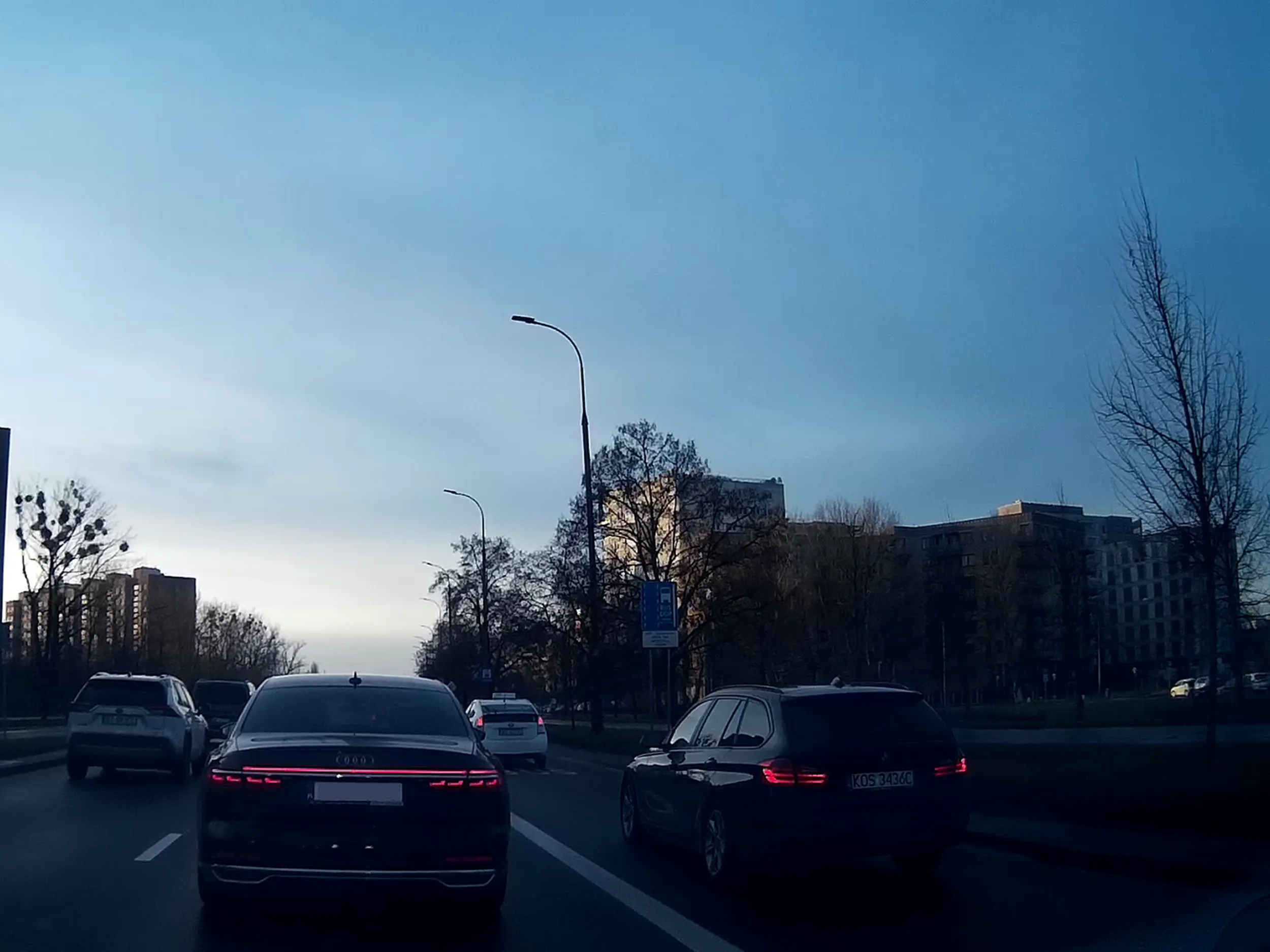 Fiut jeździ po buspasie i omija korek