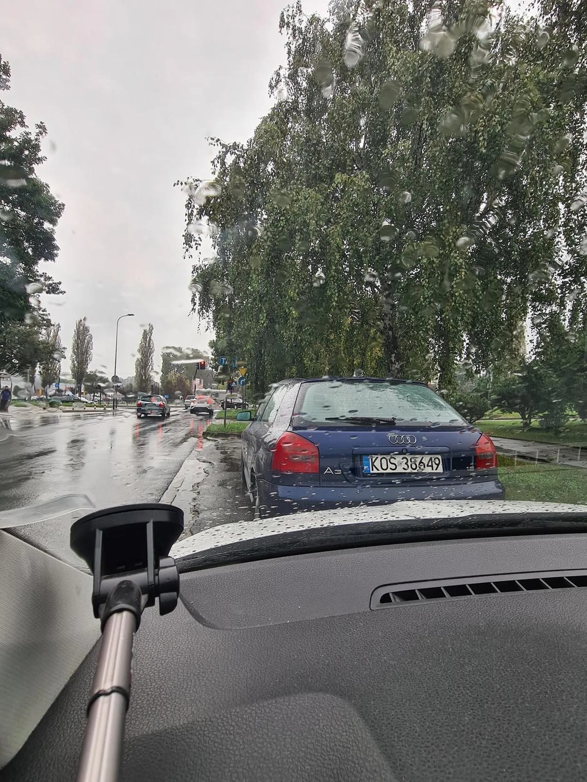 Kierowca stoi na postoju taxi