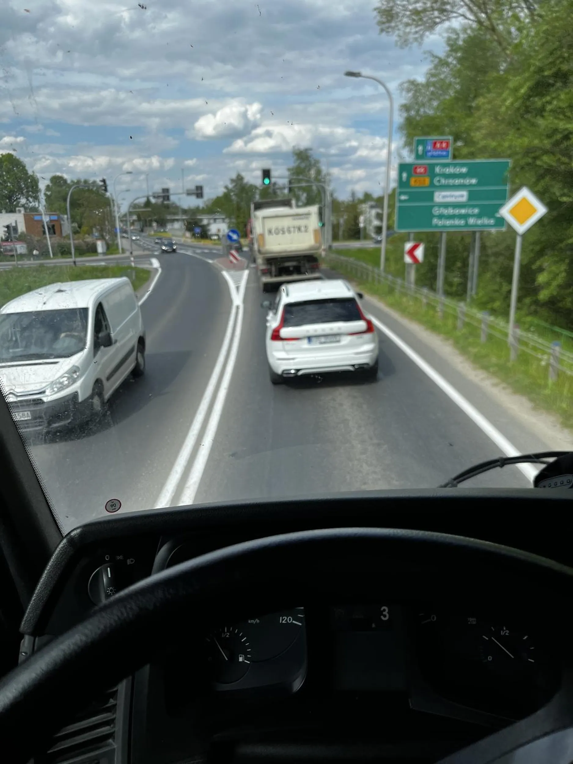 Jezdzi jak wariat, wyprzedza w miejscu nie przeznaczonym do jazdy. Prawie we mnie uderzył, a nie byłoby to dla nie go przyjemne