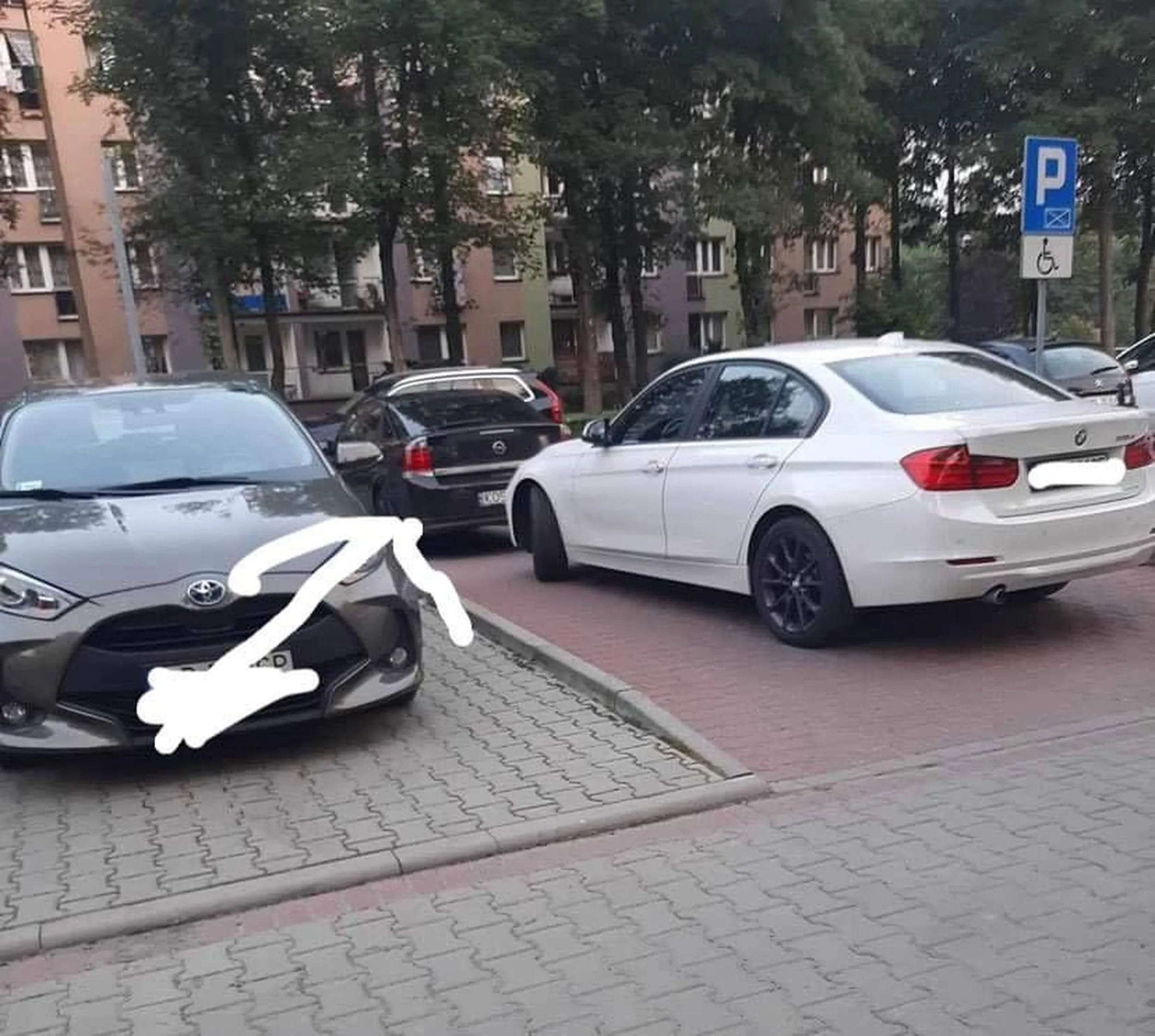 Weź się Peda.. naucz parkować nie zastawiaj wyjazdu innym kierowcą nie uczyli na naukach jazdy parkować proszę się wrócić i wykupić godziny dodatkowe