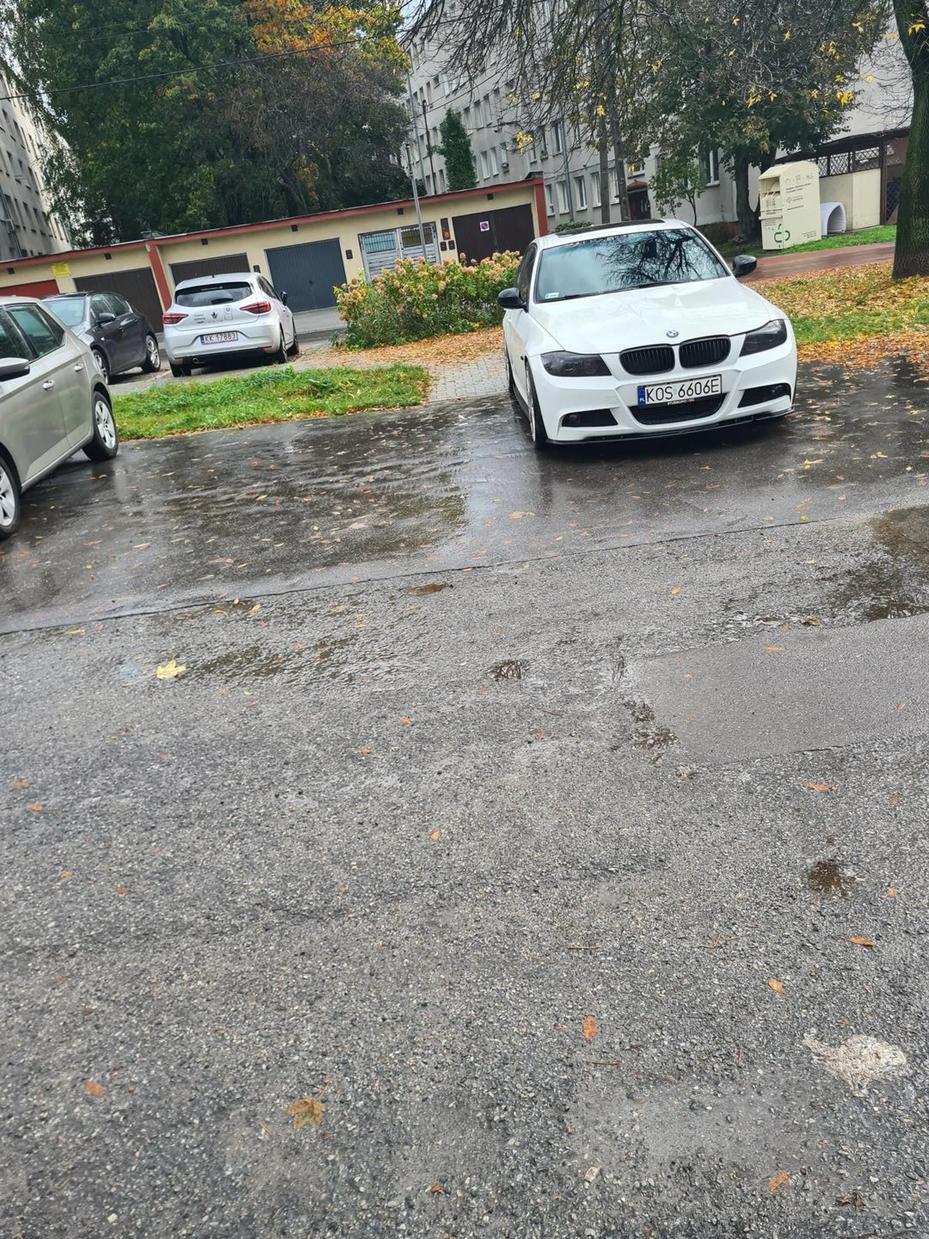 wsiok z BMW parkuje na przejściu osiedlowym,jest takie powiedzenie tu idealnie pasujące ,że ch.am że wsi jest wstanie wyjść ale wieś z ch.ama nigdy nie wychodzi